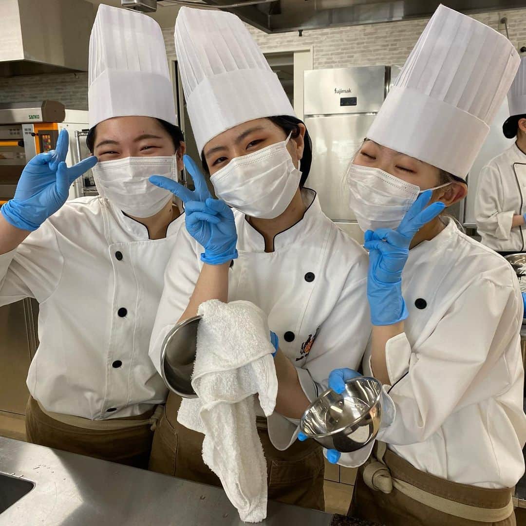 札幌ベルエポック製菓調理専門学校【公式】のインスタグラム：「カフェ科1年生  清水先生の授業で 「タルト・オ・ショコラ」 作っていました🍫🥧  バレンタインにぴったり👏 生地作りからしっかり学んだので 家でも実践してみましょう💕  今日も笑顔のステキな カフェ科でした🥰  #おでかけ授業 #特別授業 #業界直結 #プロから学ぶ #本物 #学び #製菓  #調理  #カフェ  #製菓調理専門学校ベルエポック #衛生管理  #食材教育 #札幌ベルエポック製菓調理専門学校 #いろいろな体験と #たくさんの出逢い #可能性が広がる #ベルエポック」