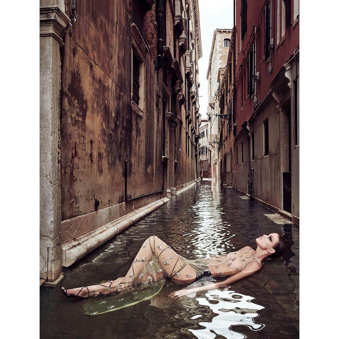 ルイージ&イアンゴさんのインスタグラム写真 - (ルイージ&イアンゴInstagram)「Phenomenal Luna ♥️ @lunabijl immersed as a mermaid in the waters of the magical Venice for @voguehongkong @luigiandiango @luigimurenu @georgisandev @schanelb @pierpaololaihair @2bmanagement」2月3日 20時12分 - luigiandiango