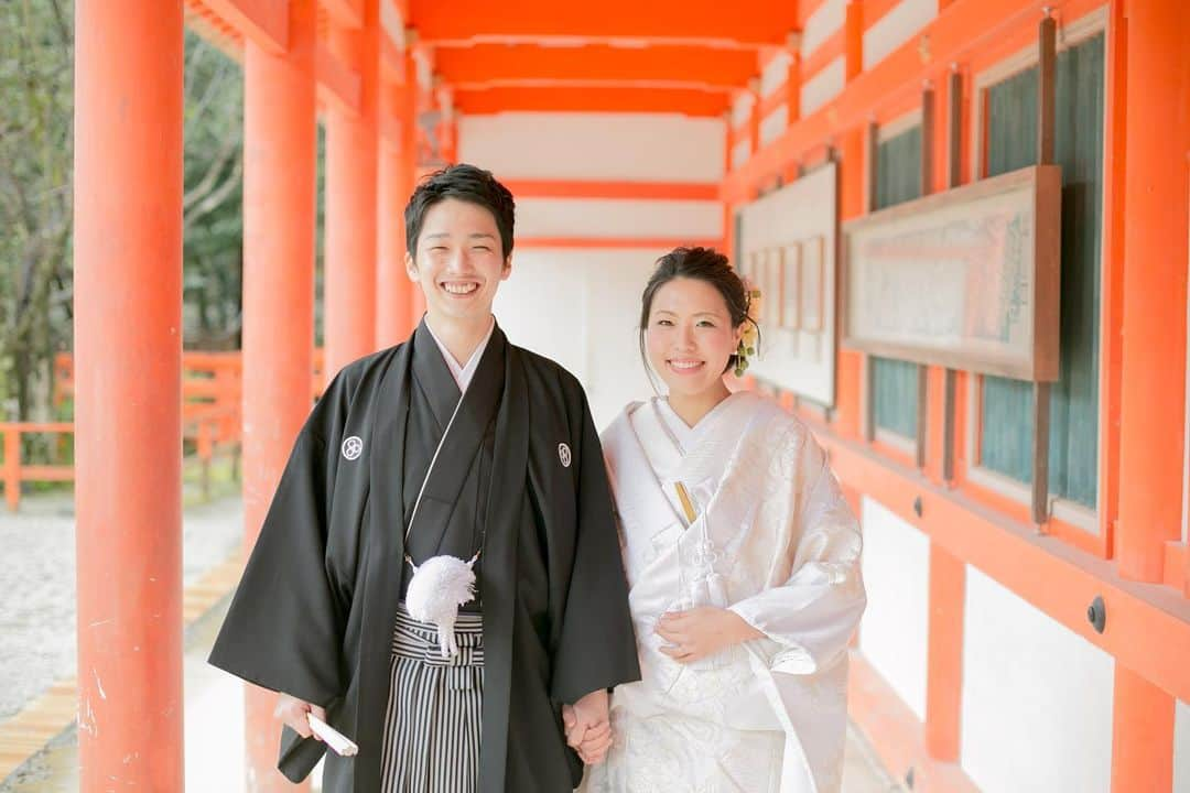 京都神社婚さんのインスタグラム写真 - (京都神社婚Instagram)「京都神社婚は、衣装・着付け・ヘアメイク・当日のアテンド・写真撮影およびデータ・アルバムなど必要なものを全てセットで含んだサービスです◎ ・ 全てセットに含まれているため、予想外の追加料金はかかりません◎ 休日料金やハイシーズン料金もありません◎ ・ フォトスタジオが運営するプランですので、 お写真も高い品質のものをカタチに残していただけます◎ ・ 情勢の影響により、ご親族様との少人数での挙式をご検討されている新郎新婦様も多くいらっしゃると思います ・ 何から準備を進めるかなどわからないことも、まずはお気軽に、挙式のこと、ご相談ください◎ ・ ・ ・ ・ #Kyoto#京都#Japan#和装#着物#白無垢#京都神社婚#和婚#神前式#神社挙式#結婚式#結婚#wedding#ウェディング#ブライダル#bridal#bride#結婚準備#結婚式準備#花嫁準備#プレ花嫁#花嫁#instawedding#幸せ#weddingphotographer#撮影#スタジオゼロ」2月3日 20時12分 - st.jinjakon