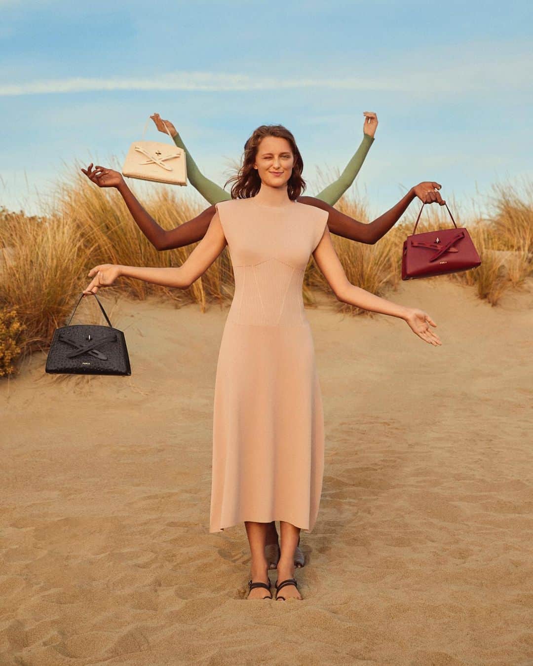 フルラのインスタグラム：「Sometimes it's just a matter of balance. Find it in the new collection releases.   #thefurlasociety #furlafeeling #newcollection #furla #accessories #fashion」