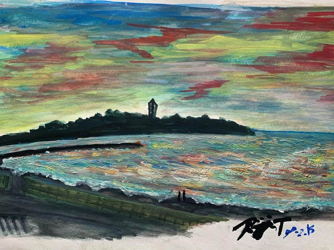 辻怜次のインスタグラム：「昔描いた夏の江ノ島の夕暮れ。  探し物をしていたらたまたま昔のスケッチブックが見つかった。 色覚異常者には色覚異常者なりの色の見え方があるんですよ。  #江ノ島 #江ノ島海岸 #江ノ島水族館 #enoshima #drowingart #drowing #あきらかに下の方塗るのめんどくさくなって雑になっとるやないか」