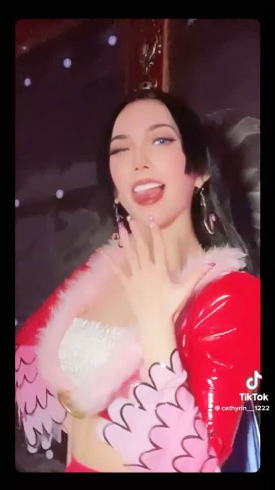 のインスタグラム：「PAPARAMPAMPAM🎶💞🐍  #ハンコックコスプレ #ONEPIECE1000LOGS  #onepiece #ワンピース #cosplayer」