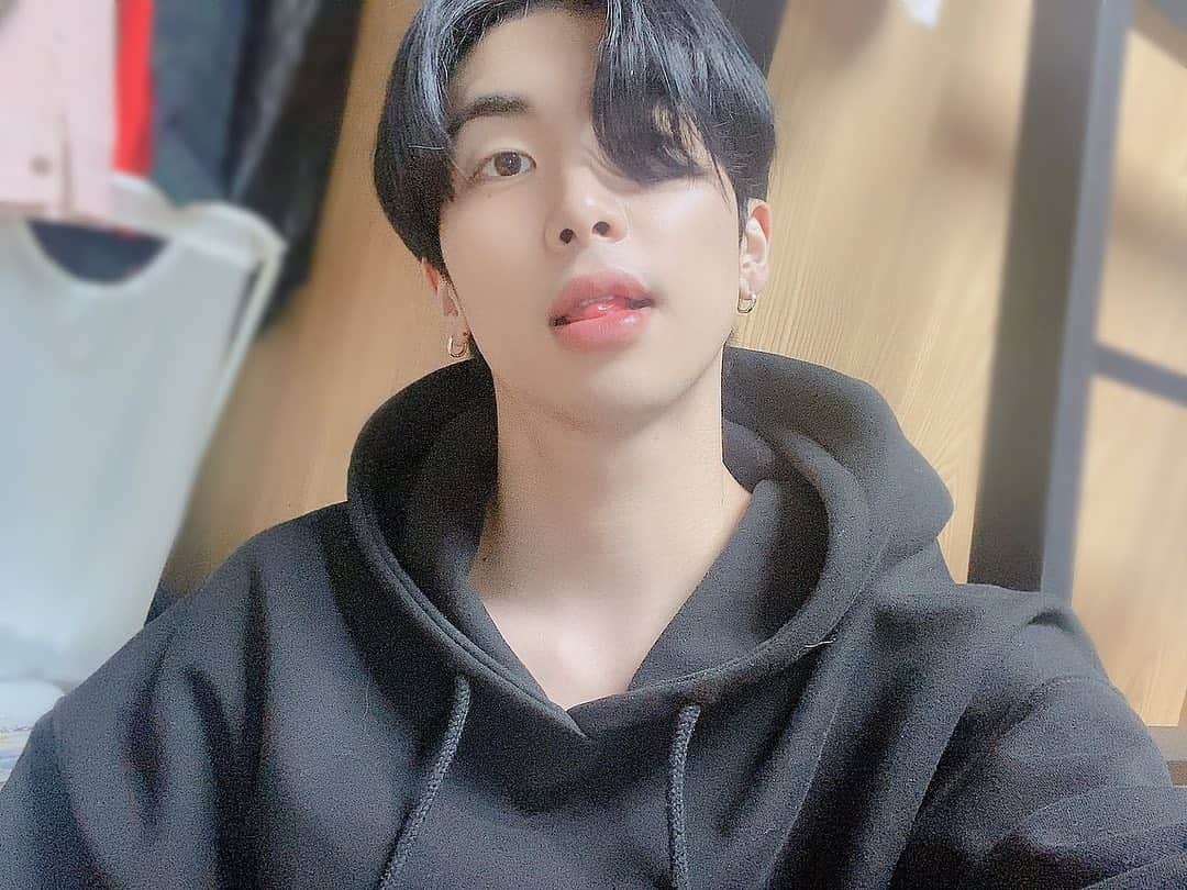 UP10TIONのインスタグラム：「🖤 #샤오 #xiao」