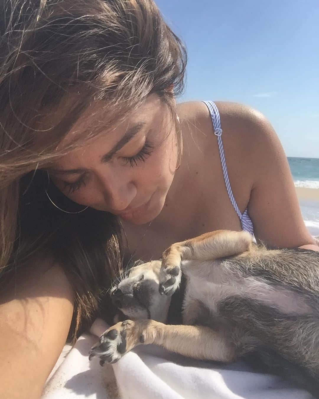 ジェシカ・バーチアーガのインスタグラム：「Not a day goes by that I don’t miss you. Sometimes I miss you so much I can barely breathe. My hearts hurts everyday.. I wasn’t prepared to let you go so soon my sweet girl. You were so strong till the end. Home doesn’t feel the same without you here. I miss you following me into the bathroom, standing behind me in the kitchen while cooking... Grandma (your favorite person) misses you so. I wish we had more time to cuddle on the couch together. I know you’re in doggy heaven running around w endless grass and sunbathing all day, your favorite thing to do ☀️. My sweet Angel Sophia. My baby forever. I love you. 🌈🕊  I want to thank @edlfoundation for letting me adopt Sophie back in 2015. The endless love she gave me will stay w me forever ❤️ #adoptdontshop 🐾」