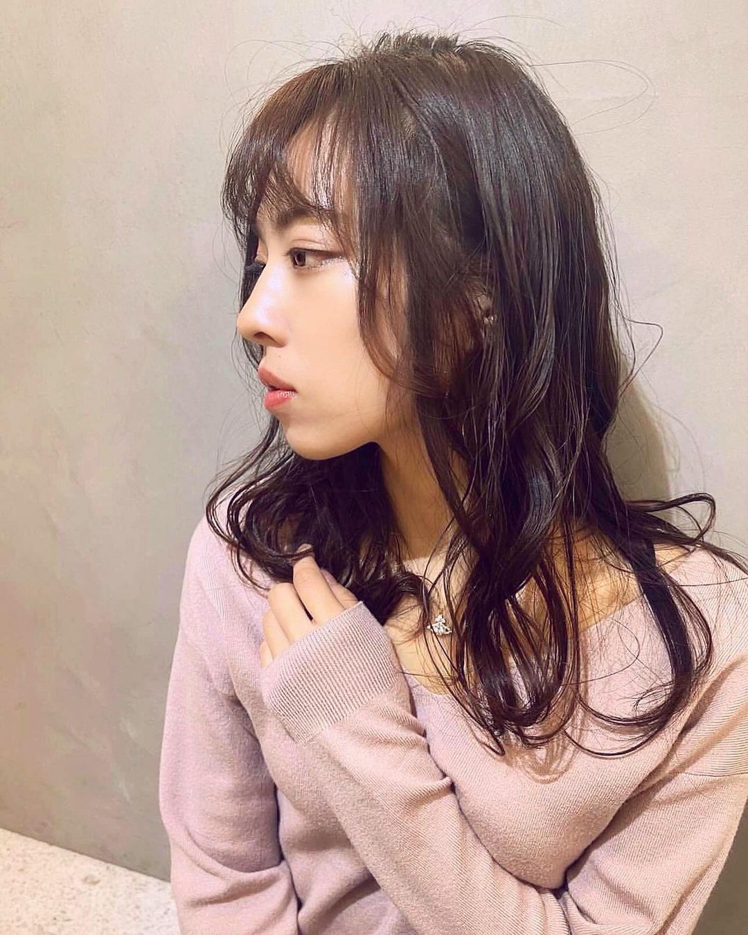 絹野志朋さんのインスタグラム写真 - (絹野志朋Instagram)「. Salon Shooting📸 @azusa_toyo   お母さん,お姉ちゃん,叔母,従姉妹まで み〜んな美容師の家系だから 美容室って昔から大好きな場所…💕  髪切ることは出来ない代わりに 美容院での撮影のときは いつも以上にワクワクしてる🥰❤︎  来週も再来週もサロン撮影あるの うっれいしいなぁ〜♪💕  サロン撮影は上半身がメイン。 もろフェイスラインが出ちゃうから 小顔になれるように 意識あげていくぞぉ〜っ🙋‍♀️笑 . . #モデル #関西モデル #大阪モデル #サロンモデル #大阪サロンモデル  #関西サロンモデル #大阪サロモ #関西サロモ #大阪サロンモデル募集  #サロモ募集 #サロンモデル大阪」2月3日 14時47分 - shihok0414