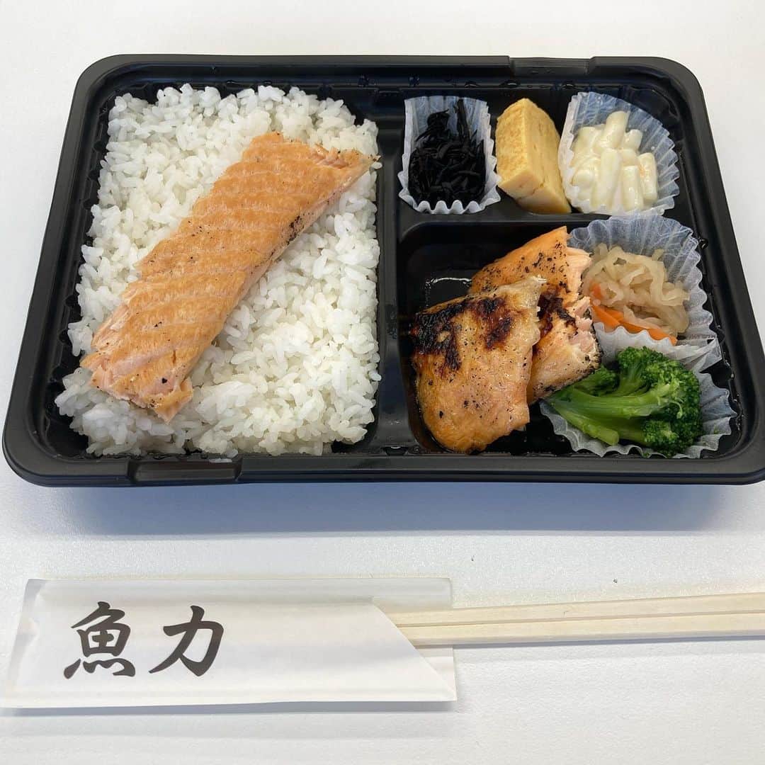 宇田川大輔さんのインスタグラム写真 - (宇田川大輔Instagram)「お気に入りに登録済み。#魚力　#鮭ハラス弁当　#テイクアウト　#奥渋ランチ」2月3日 14時49分 - udagawadaisuke