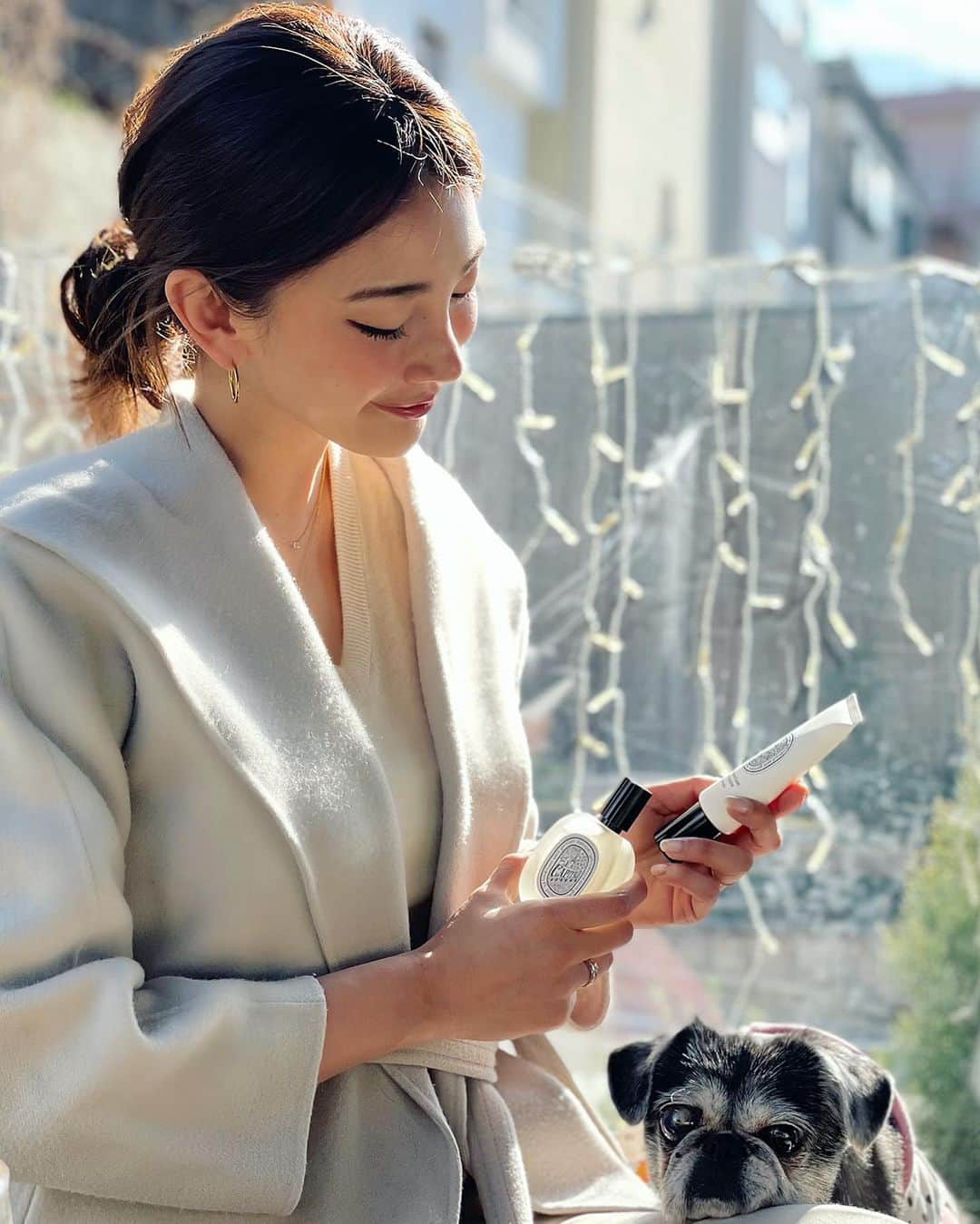 里海のインスタグラム：「最近発売した　@diptyque  の  ハンドクリームと、ヘアフレグランス  キャンドル🕯の大ファンなのですが、  フレグランスの香りが好きすぎて、ハマります🤍  ありがとうございます🤍  このヘアフレグランスモテそう🤍 ぷーちゃんも、とっても可愛い〜でしょ🤍  #diptyque #ディプティック　#オーキャピタル　#eaucapitale #ヘアフレグランス　#ハンドクリーム」