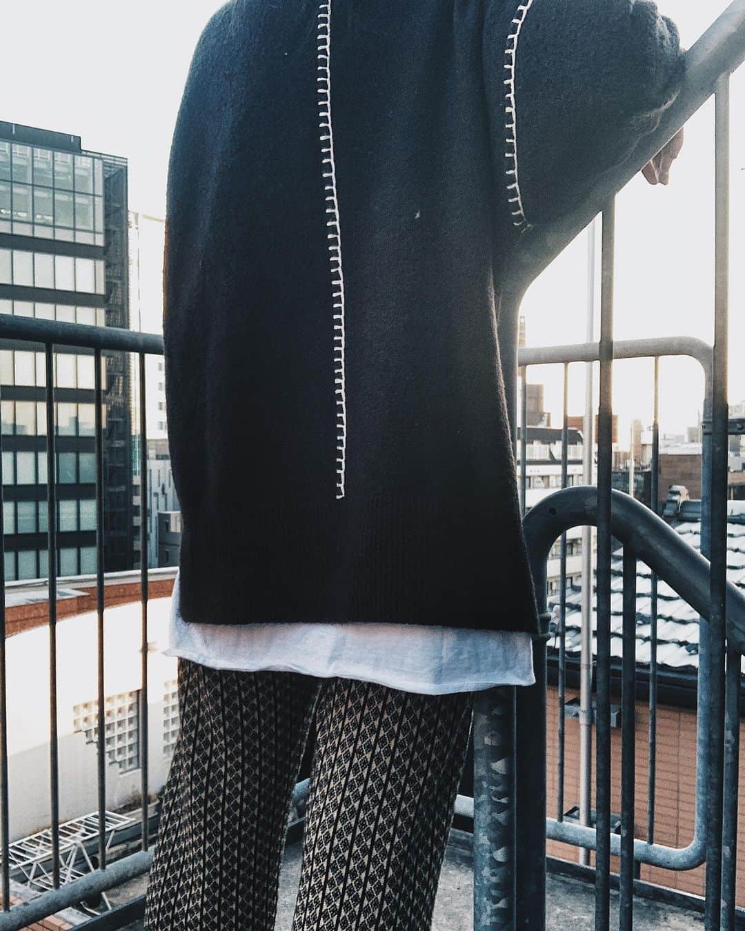 のインスタグラム：「パッチワークニット🧶  Backデザインがかわいくて いろち買いしたやつ♡  似たようなものを 集めてしまう❀.*･ﾟ  ニットパンツの 柄と形も好き♪  #ootd  #fashion #パッチワークニット  #パイピング  #ニットパンツ」