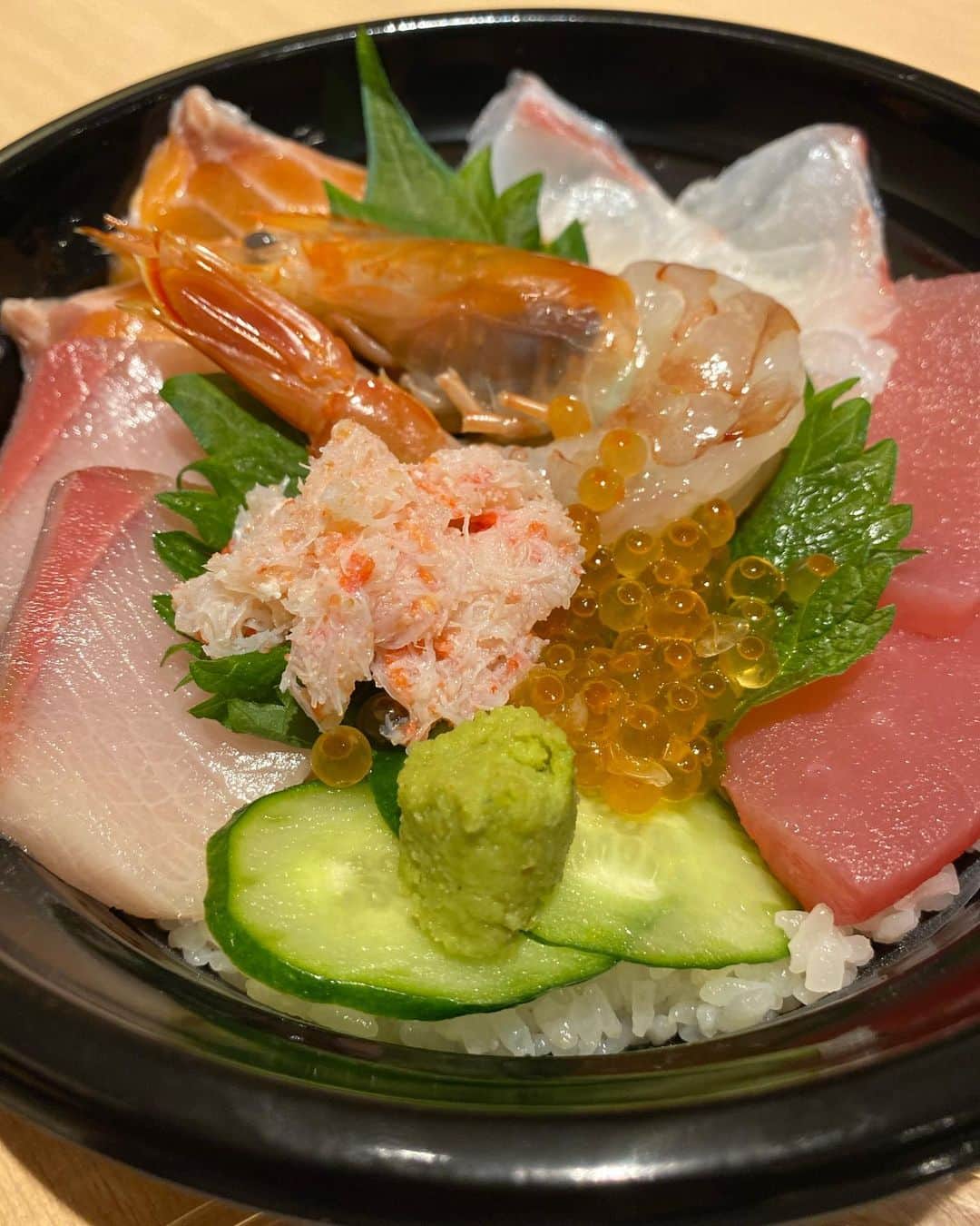 知床漁場 リノアス八尾店のインスタグラム：「とうとう、ついに、満を持して、呼ばれて登場。 ウーバーイーツ、…始めました！  知床漁場を検索してください！  ご注文お待ちしております！  #知床漁場 #海鮮丼 #ウーバーイーツ #ウーバーイーツ大阪」
