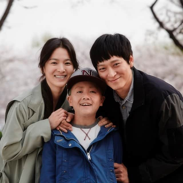 田井弘子さんのインスタグラム写真 - (田井弘子Instagram)「【韓国映画紹介】  #世界で一番いとしい君へ #2014年  若くして夫婦になった男女と、その間に生まれた早老症の息子の3人が支え合って生きていく姿を描いたドラマ。  設定から、もう泣ける映画。 息子くんが、出来た子過ぎて、身体だけでなく中身も両親より大人で、最後まで彼に泣かされます。  #カンドンウォン　sii #ソンヘギョ　sii この美男美女と騒がれるお二人が、夫婦の作品ですが、 今では珍しい、ヤンチャで、若さゆえどちらかと言えば出来の悪い冴えない役柄。 それでも、美しいですけどね☆  #アラフォー女子 #妄想世界  #韓国ドラマ #韓国映画  #2020年にどハマり #ハズレがない  #面白いし #美しい  #한류  #사랑글귀」2月3日 14時58分 - hirokotai