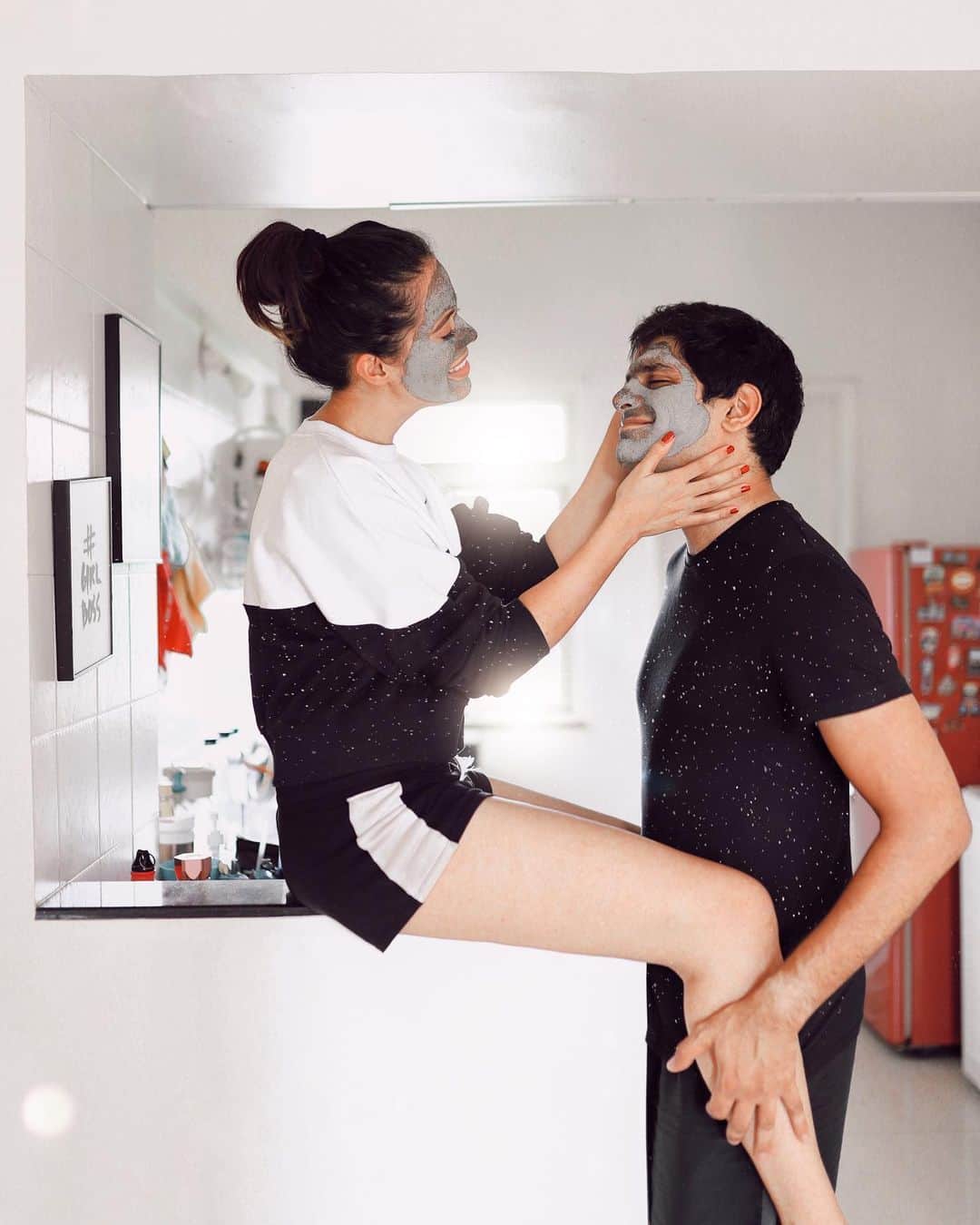 Aakriti Ranaさんのインスタグラム写真 - (Aakriti RanaInstagram)「On Wednesday’s we do Skincare 🤣 Actually I forced him to use the mask. Making my boyfriend pretty and all 😂 It was the first time in his life that used any skincare product on his face haha. He was making such funny faces!  Do you also try to do this to your partner? 😂  #aakritirana #skincare #masking #home #couple #funny #love #instagood」2月3日 15時07分 - aakritiranaofficial