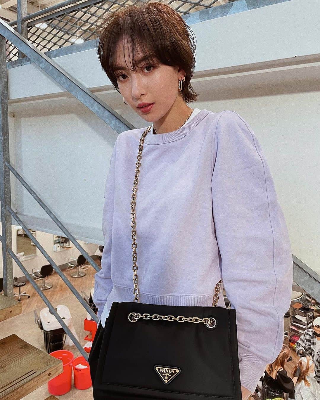 ソンイのインスタグラム：「髪を短く整えました🦋 伸ばし途中のバランスがやっぱり難しくて、短い方が全身のシルエットがスッキリ🤍 担当は @keichiito さん✂️」