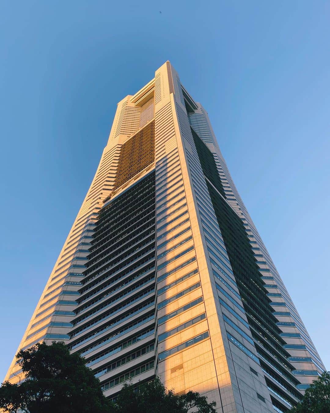 横浜ロイヤルパークホテルのインスタグラム：「今日は立春🌸 うっすらオレンジがかった横浜ランドマークタワー。 澄んだ空気が心地いい夕暮れ時です。」