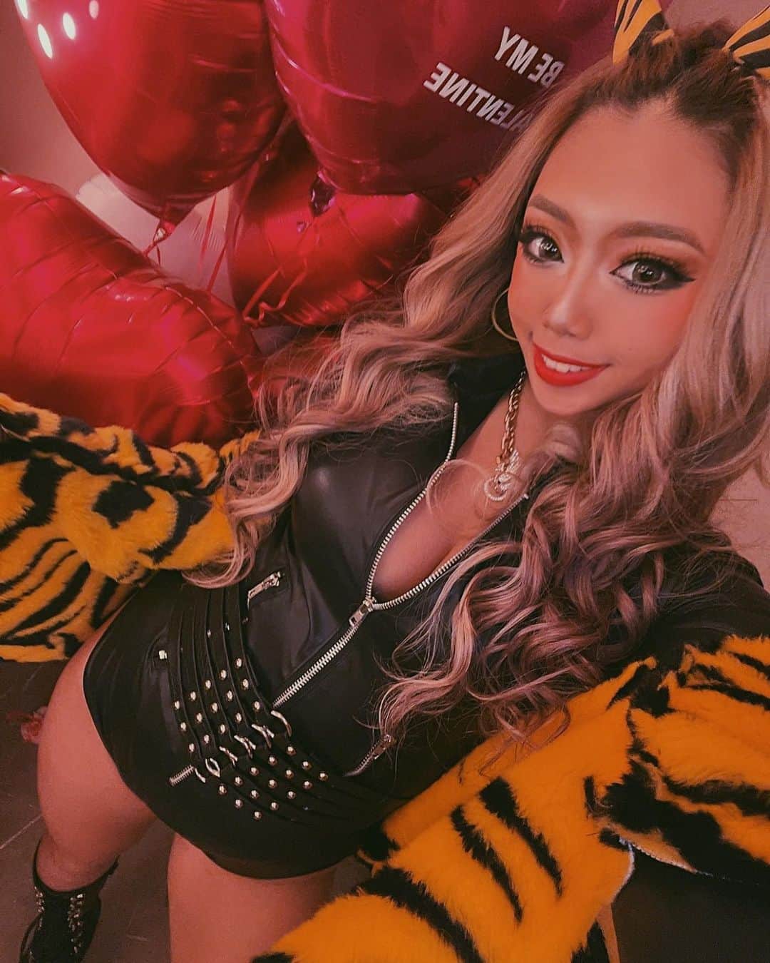のインスタグラム：「. . 👹🥜👹🥜👹🥜 昨日は節分の日だったから 鬼になりました😈  バレンタインがもうすぐだから 入口の所と女子トイレがバレンタイン仕様になっててとっても可愛いよ🍫💟 映えスポットだから沢山写真とってってね📸  . . #utagesapporo #utage #gogodancer #dancer #北海道 #札幌 #すすきの #ゴーゴーダンサー #節分 #鬼 #ギャル #道産子 #instagood #likesforlike #ootdfashion」