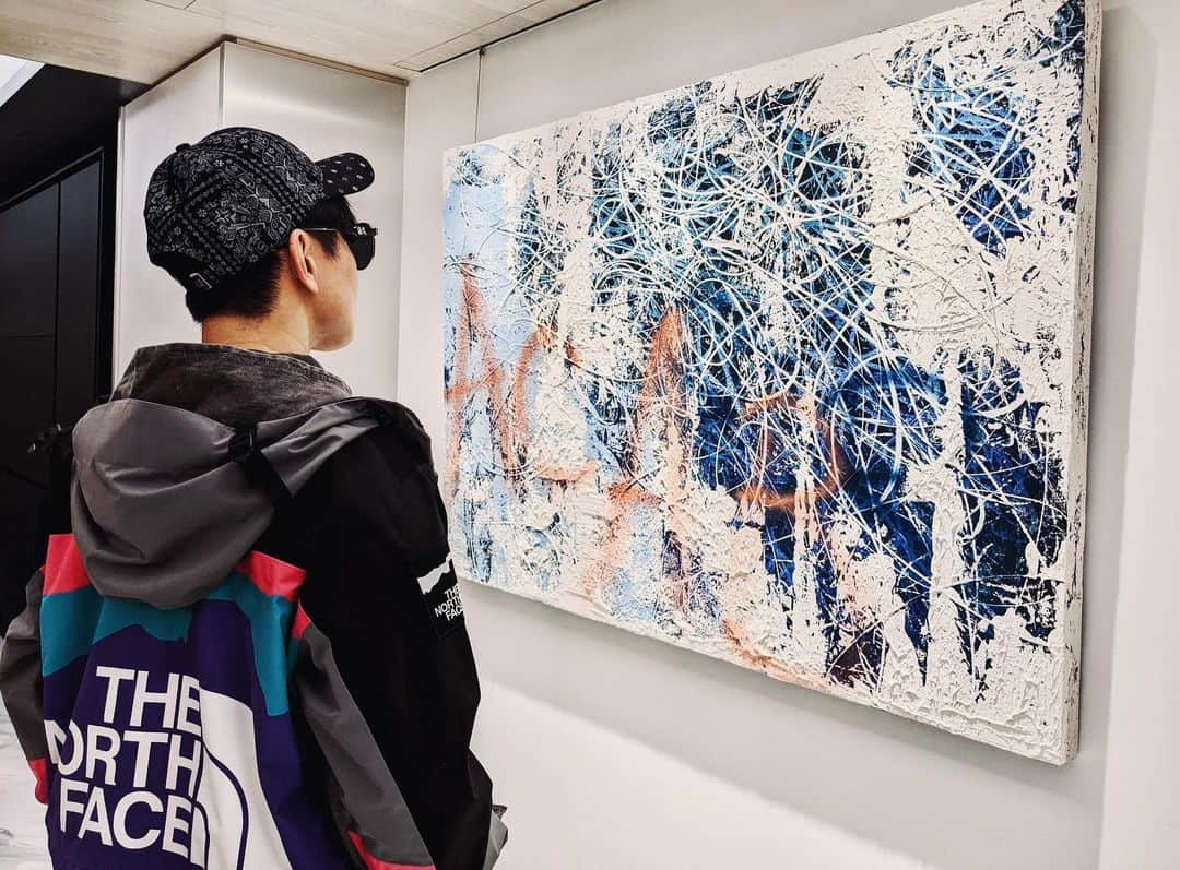 林俊傑のインスタグラム：「Tried my best to capture the beauty and intricacy of this wonderful piece. Still, you have to see it in person to be truly blown away. @joseparla   盡力捕捉了這一幅畫的細節與色彩。但就如許多藝術品，要看「本人」才能真正感受到作品的魅力和震撼！  José Parlá I.C.E. Melts and Hearts Swell 2020 4 x 6 feet (122 x 183 cm) collage acrylic paint, enamel, ink and plaster on canvas」