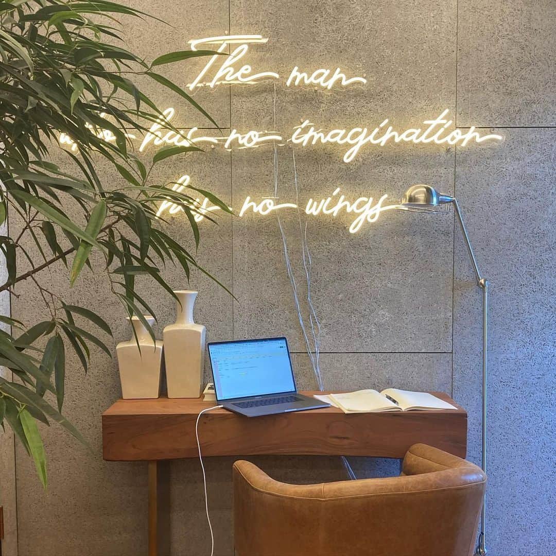 疋田万理のインスタグラム：「Keep investing, and don’t despair when at first the idea looks crazy. Remember to wander. Let curiosity be your compass. It remains Day 1.  - Jeff Bezos」