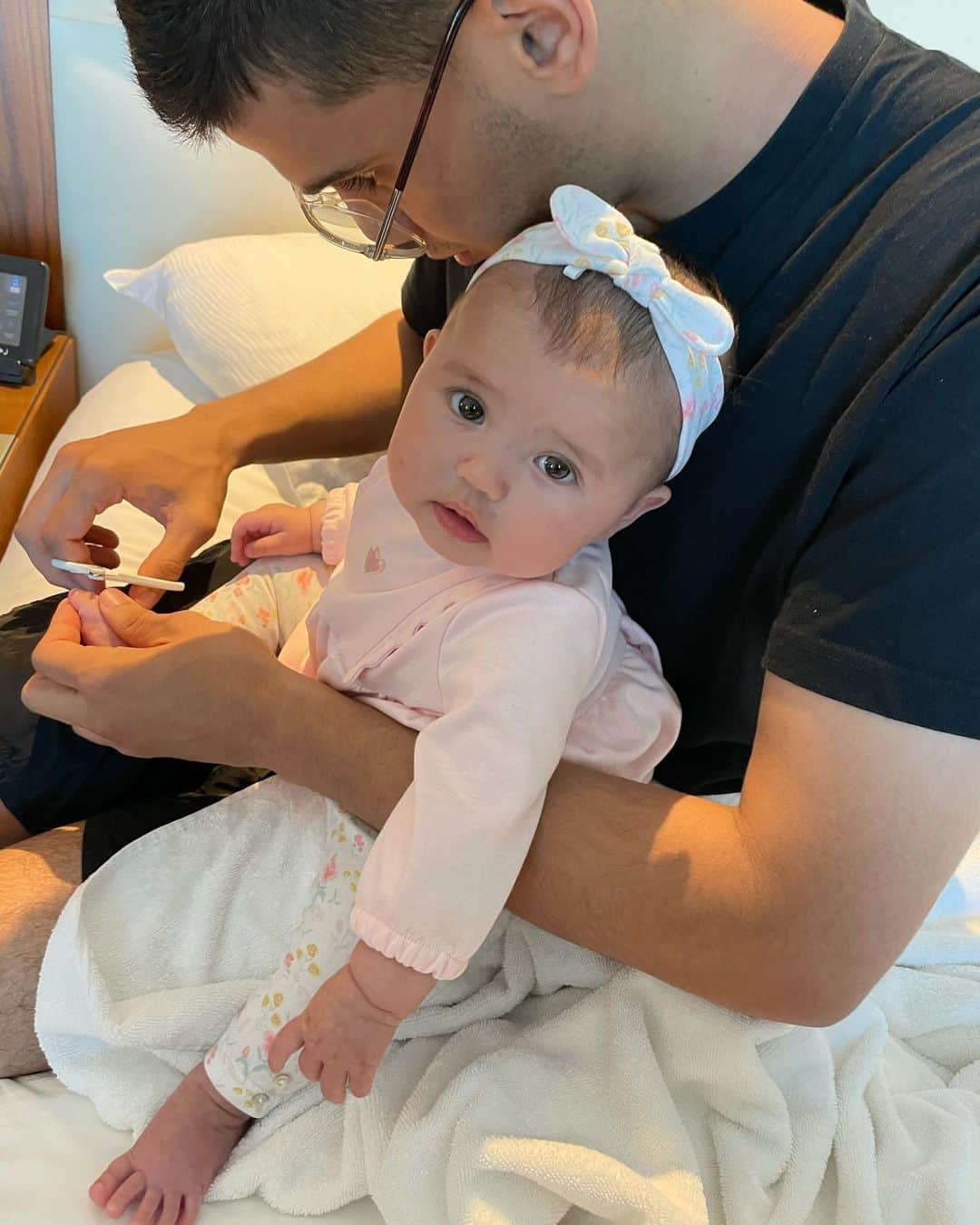 DJ CHIAKIのインスタグラム：「She’s asking me for help when Papa cut her nails 🥺😂❤️」