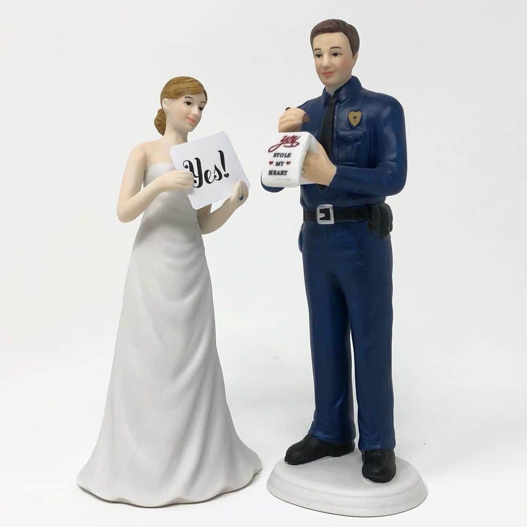 結婚準備のインスタグラム：「警察官の新郎様に。結婚祝にもぴったりです🎁  . #ケーキトッパー #おまわりさん #警察官彼氏 #警察官の結婚式 #ユアスタイルウエディング #yourstylewedding」
