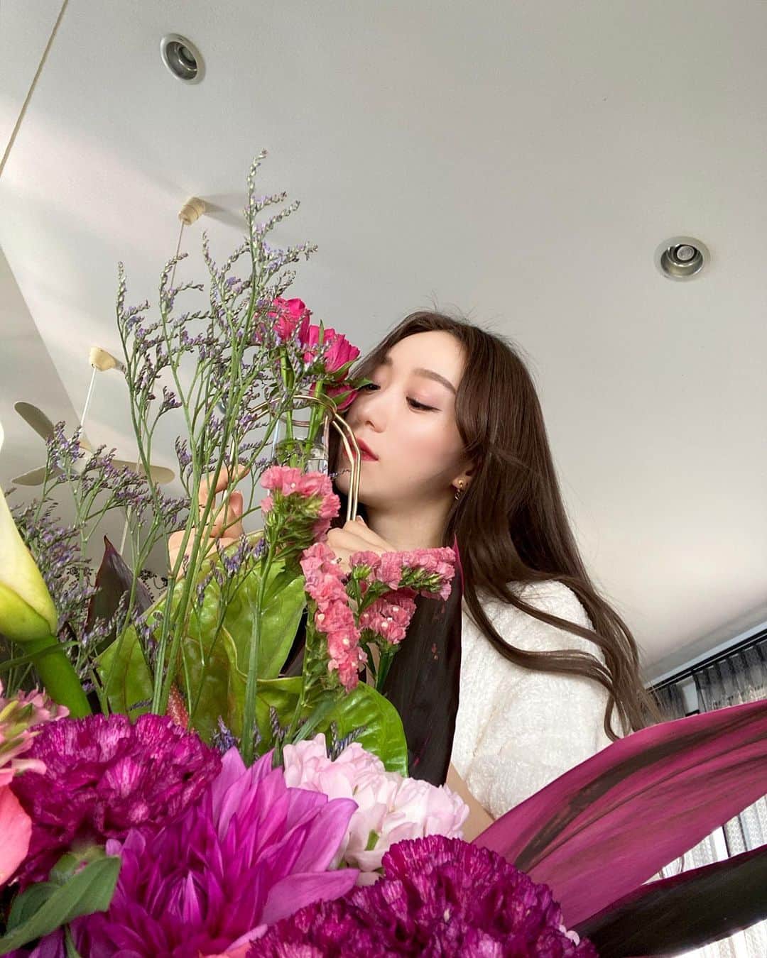 のインスタグラム：「💐🌼🌸🌷🌺  お花の匂いでたくさん癒されました😌 有難うございます…💐 @dance_studio_vivid   たっっくさんのパワーを貰いました。いくらでも頑張れます。福島、ViVidは、原点であり私にとってなくてはならない場所で、みんなにとっても大切な場所になってもらえるよう、よりhappyオーラ全開でたっくさん笑って泣いて愛を注いでいきたいと思います🌸  ViVidでダンスをしてよかった、と来年も再来年も、10年後も20年後も思ってもらえるようにがんばる😌💕  みんなからのプレゼント、BARVIクラスでのサプライズ😭わざわざ会いに来てくれたももは、今は会えないけれど届けてくれたねねゆら、この年でも盛大に祝ってくれる家族にもう感謝でいっぱいです！！！  あと2日、28才でいさせてください🤣w   @louisvuitton  from my sis💕🎁 Thanks always, with love👯‍♀️  #dancestudiovivid #fabuloussisters #fukushima」