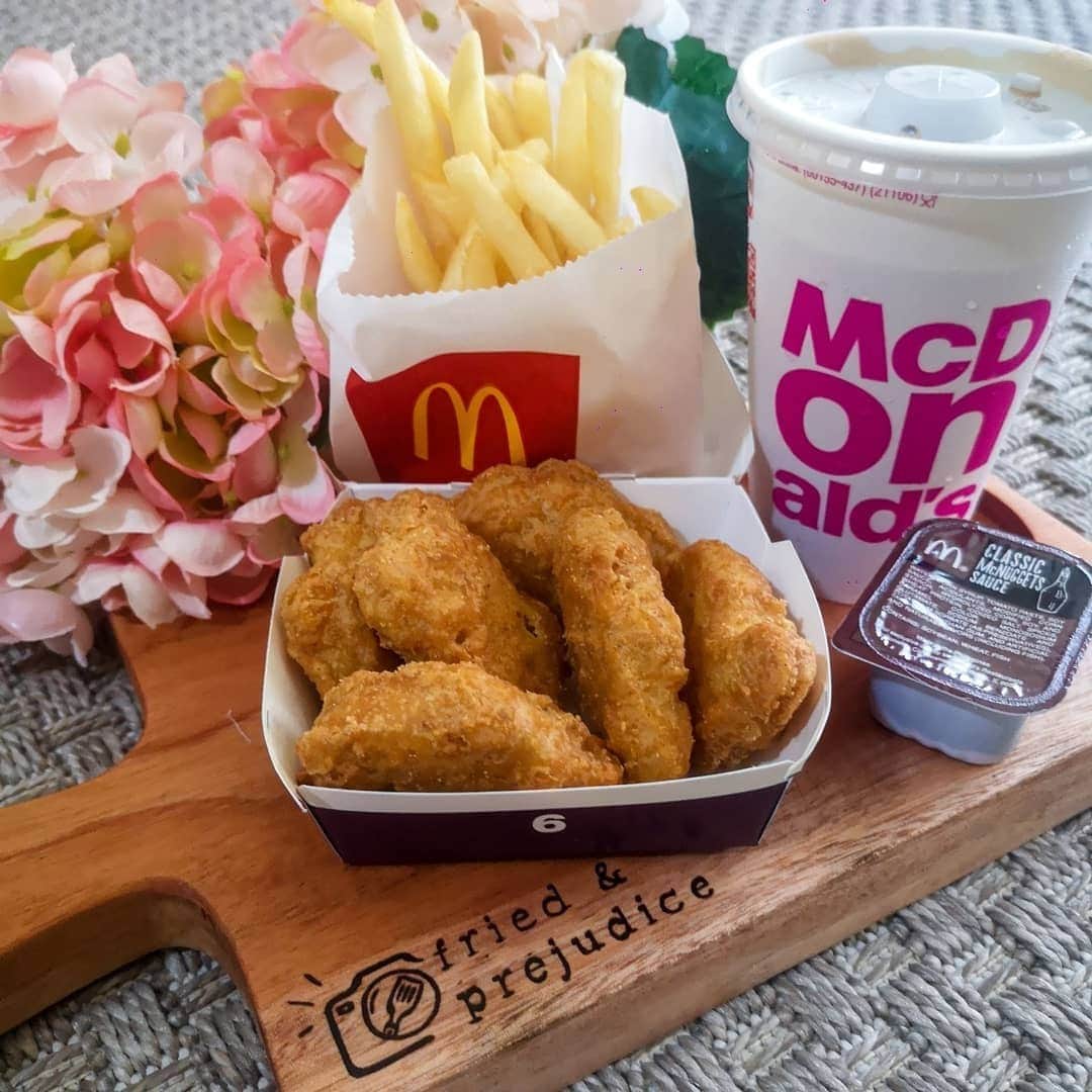 McDonald's Philippinesのインスタグラム：「Snap before you snack! This food shot is aesthetic #goals shared by @friedandprejudice! Don’t forget to share with us photos of your McDo faves, too! 📸  Order your staples via the McDelivery PH App, website, or call 8888-6236 (NCR).」