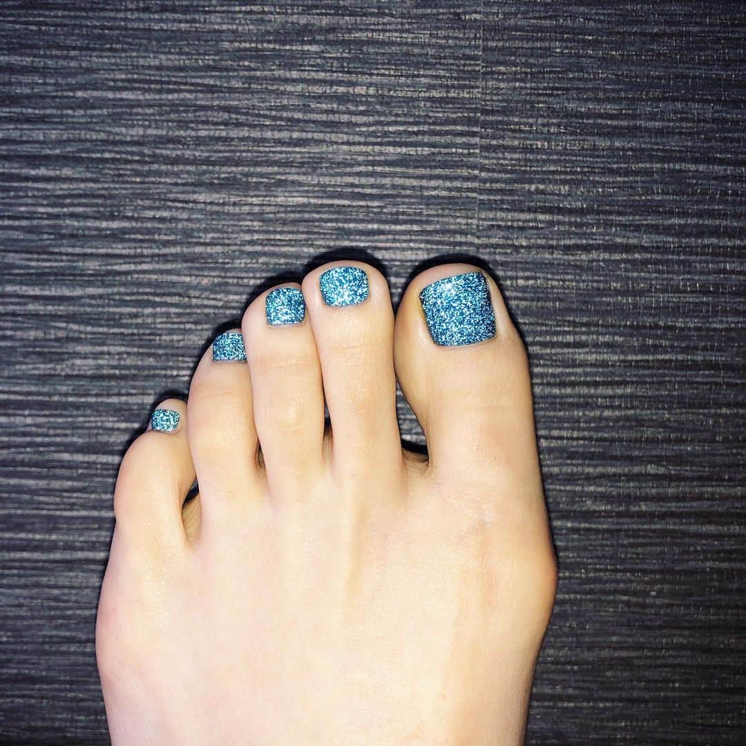 岡田育のインスタグラム：「📸 Flash Nails💥 It’s called the hottest trend from South Korea and I have no idea for any opportunities that my foot caught strobe lights on the street in mid winter. 🦶☃️📸 . フラッシュ光を当てると輝きが変わる！というフラッシュネイル初体験。どんどん新しい流行が出てきますね。しかし一年中サンダル履きでパパラッチに追われる西海岸のセレブリティとかならまだしも私の裸の足指がフラッシュを浴びる機会なんてあるのか？ . #flashnails #フラッシュネイル #nailstagram #nailsalon」