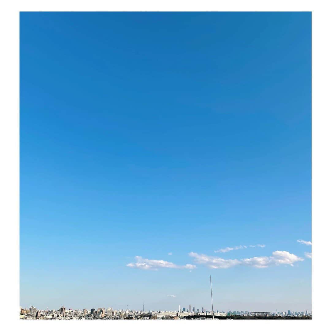 笹峯愛のインスタグラム：「とりあえず、空を見ました。  その日、私は 何をしていたかなと振り返ってみて いつも通りの日常でしたわ。  でも、確実に何かが変わっているんだね。 取り巻く世界を想うとね。  また今日も、いつも通りです。  後悔しないように、生きんとね。  #ありがとう」