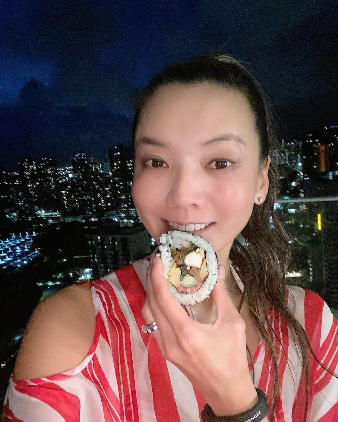 のインスタグラム：「“Setsubun” is event held to pray for health and happiness.and  also the day to eat  thick sushi rolls 😋  今日は節分、恵方巻きだ！ということで、すし匠🍣さんの巻き寿司をto go 👍一本丸ごと無言🙄ではないけど、気持ちだけ😜しかし、この巻き寿司、本当美味しい😜  #takakoworldstylin🌎 #lifestyle #hawaii #節分#恵方巻き#yokawao#和央ようか#すし匠」