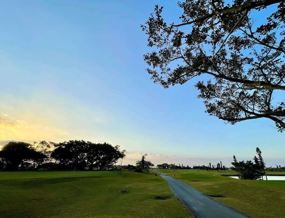 清水直行のインスタグラム：「今日も朝っぱらからトレーニング🚶🏻 歩きやすいシューズを履いて、 てくてく歩くのです⛳️  #パームヒルズゴルフリゾート  #沖縄ゴルフ  #ゴルフ場  #トレーニング」