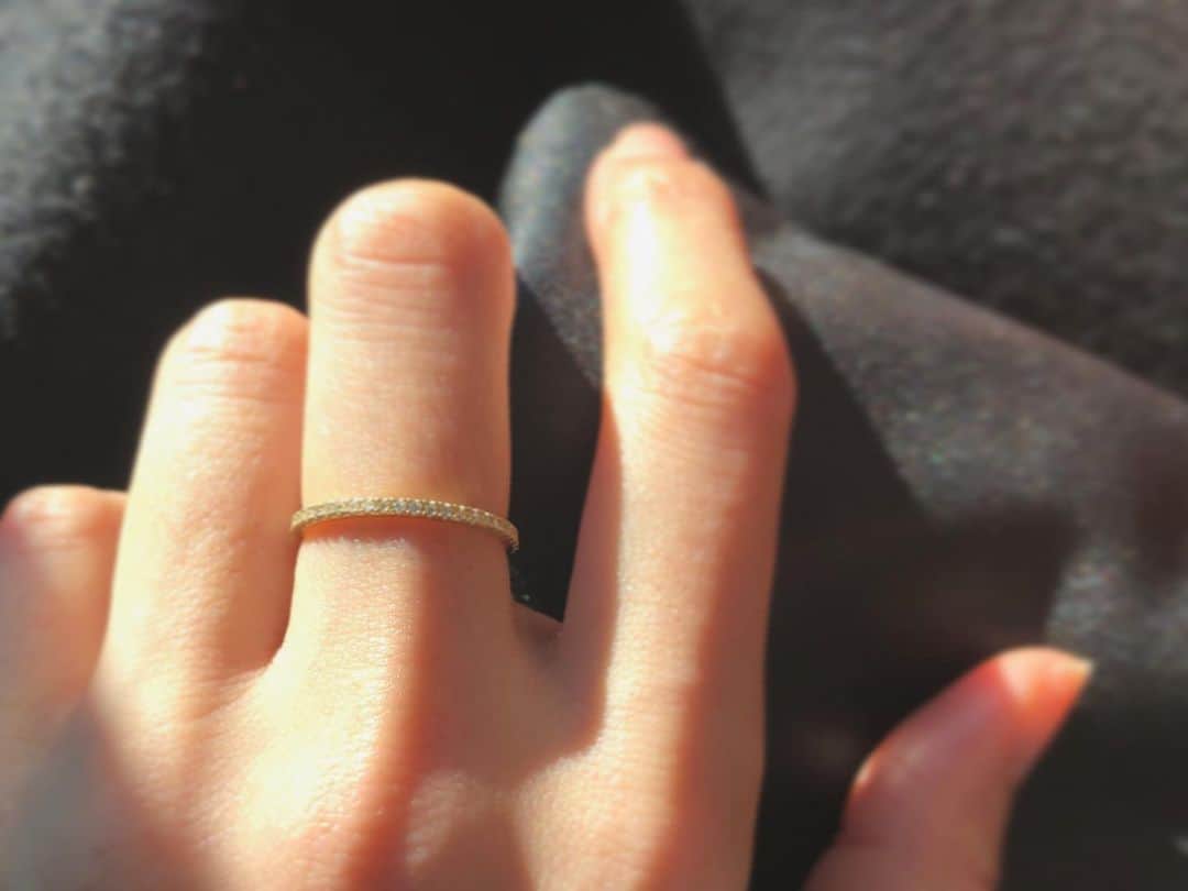 MIHOのインスタグラム：「【立春・今の私を創った年】﻿ ﻿ 太陽のぬくもりを﻿ たくさん浴びた﻿ transcendence﻿ ring ﻿ 新しい気持ちで﻿ さ、頑張ろうね、って﻿ 背中をそっと押してくれる﻿ そんな存在のジュエリーになれたらと思っています﻿ ﻿ ちなみに私は去年を忘れないように2020.と刻印してもらいました﻿ ﻿ くーーーーーっ！ってはがゆい気持ちと、自分でもいろんなことを試行錯誤できた年として﻿ ﻿ ﻿ 今の私を創った年として  このリングが生まれた年として﻿ ﻿ ﻿ 【transcendence】﻿ ﻿ 枠を超える、悟る、閃く　﻿ 自分の価値観を根底から揺さぶるような気づきのこと﻿ ﻿ 人が生み出したもの﻿ 自然が教えてくれること　﻿ ﻿ 人それぞれのtranscendence﻿ ﻿ その【揺さぶり】が﻿ 今までの涙も、弱ささえも﻿ 自分を解き放つ糧となり﻿ ﻿ 強さとなり﻿ 輝きとなり﻿ ﻿ アナタがアナタであることの歓びを纏うことを誓えるように﻿ 　﻿ そんな想いをこめて...﻿ ﻿ 27.Allen ﻿ transcendence ﻿ ﻿ ﻿ 年始までにご注文くださった方、おまちいただきありがとうございます﻿ ﻿ もうすぐお届けできますので、もう少しお時間けださいませ﻿ ﻿ みんなの今日が健やかで新しさを感じる一年でありますように☺︎﻿ ﻿ ﻿ 2021.02.03﻿ 美帆﻿ ﻿ ﻿ ﻿ ﻿ ﻿ ﻿ 27.Allen 【apricity】POP UP﻿ ﻿ 阪急うめだ本店1階﻿ プロモーションスペース11﻿ ﻿ 2021.Feb.17-23﻿ ﻿ 感染防止に努めながらイベント開催しますので、お近くにお越しの際は是非お立ち寄りください﻿ ﻿ 阪急うめだ本店﻿ 1階プロモーションスペース11﻿ ﻿ ﻿ #27allen﻿ #jewelry﻿ #present﻿ #ring #ジュエリー﻿ #プレゼント﻿ #天然石﻿ #ダイヤモンド﻿ #阪急うめだ本店﻿ #1階プロモーションスペース11﻿ #くれぐれも無理なさらずお過ごし下さい﻿ #大阪﻿ #梅田﻿ ﻿」