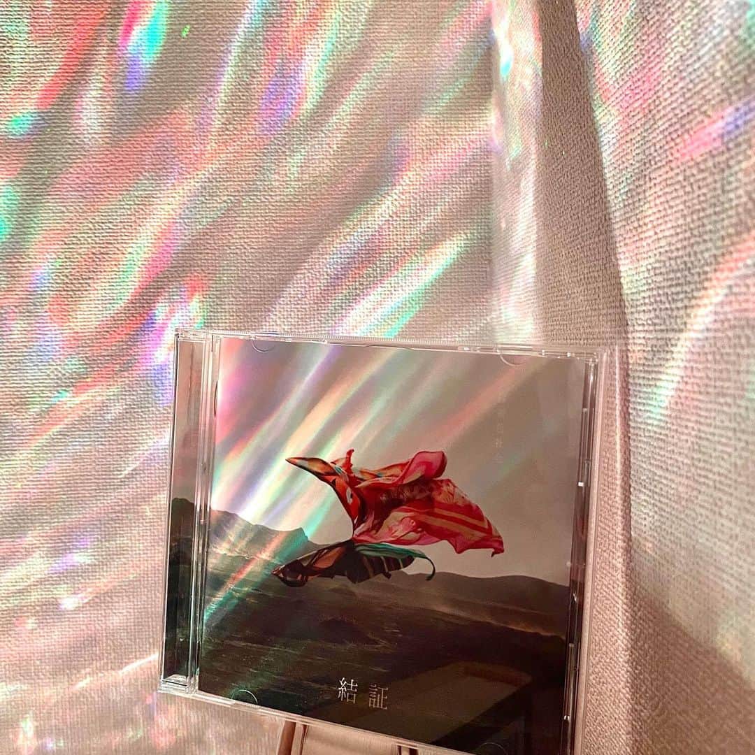 Peppe（緑黄色社会）さんのインスタグラム写真 - (Peppe（緑黄色社会）Instagram)「#結証 is out today✨🦋✨ i hope you to hear this!! その羽をひろげてどこまでもとんでいってほしい。 是非聴いてください！」2月3日 16時09分 - peppe1206
