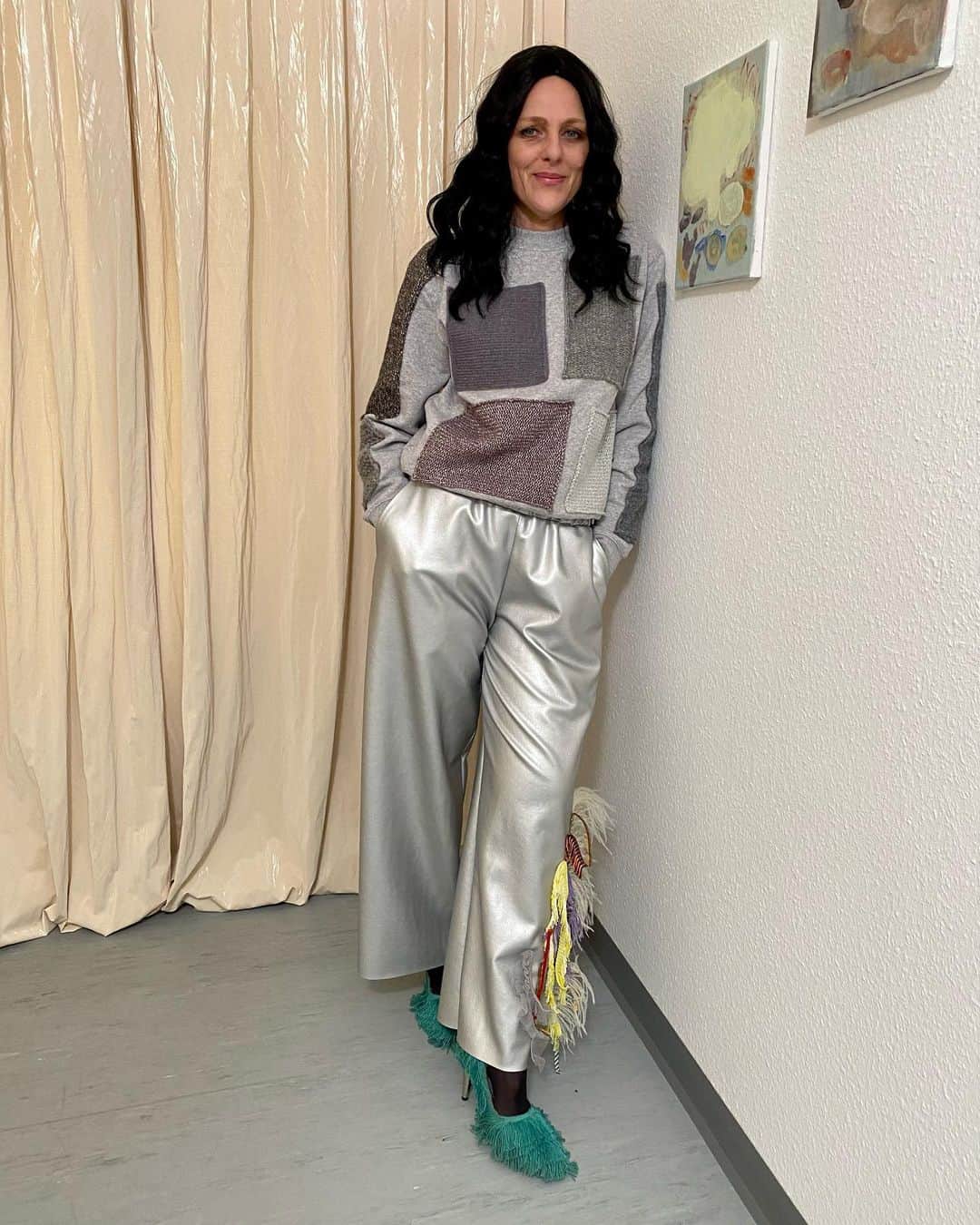 スタースタイリングのインスタグラム：「silver leatherette trousers with knitted pads on sweater... aw21/22...”German angst”..🥸#germanangst #silverleatherette #leatherette #knitting #knittersofinstagram #blackwig #starstyling」