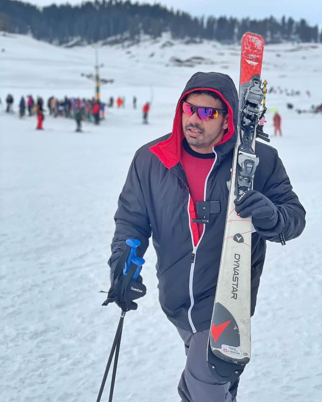 Gaurav Tanejaのインスタグラム：「Aaj Machayenge... kal to bahut gire..  Rashi ne hum dono se acchi ski kari.. #flyingbeast #kashmir #gulmarg」