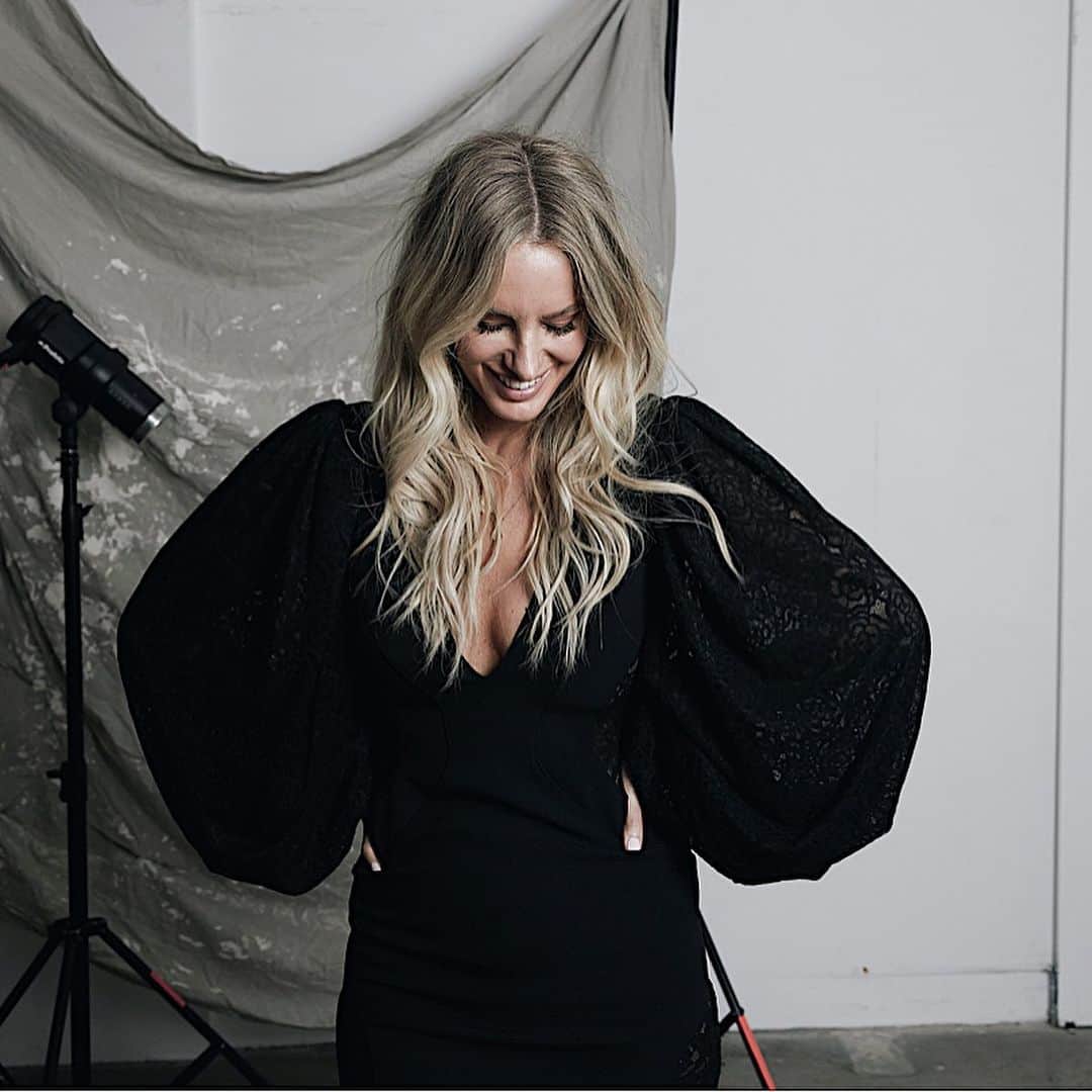 サマンサウィルスのインスタグラム：「Late last year I was fortunate enough to stand in front of @scottehler’s lens to have some very fancy author headshots taken. At the very end of the shoot, I spotted this dress on the stylists rack and asked if I could quickly try it on just so I could send a pic of me wearing it to my Mum.   I meant on my iPhone. But Scott snapped these instead.   🖤   h+m by @maxmade / styled by @emmaread」