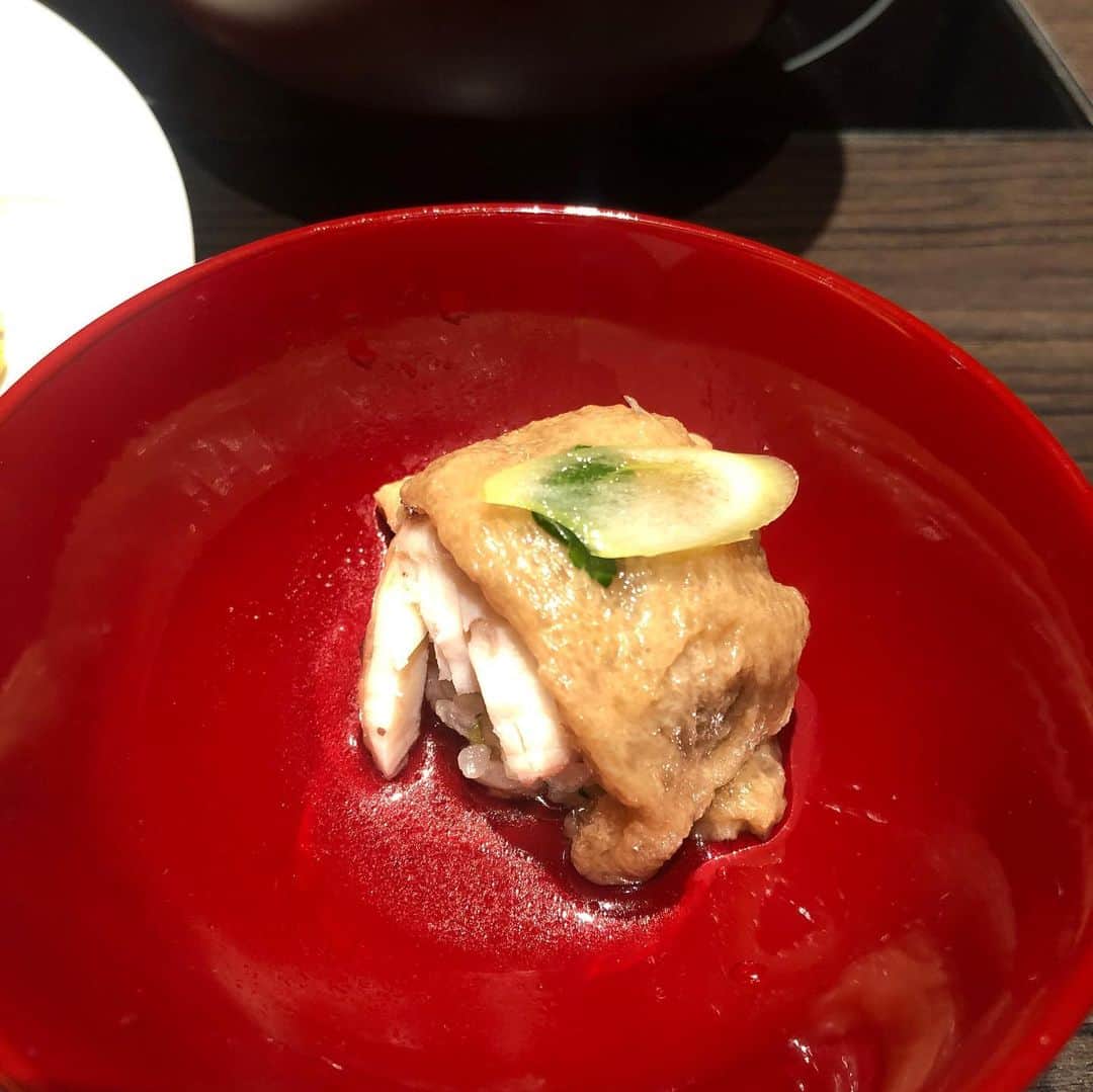 加藤紀子さんのインスタグラム写真 - (加藤紀子Instagram)「新しい“いなり寿司”の幕開け。  渋谷西武A館8階レストラン階にある「偏愛食堂」さんで 初午の本日より 『出汁でまく　てまりいなり』が食べられると聞いて。 しかもプロデュースは、いなり王子である、我らが坂梨カズさん！ （いなり寿司マイスターでお世話になりました）  新しいネタとシャリの組み合わせと味、それをフワフワシミシミに炊かれた南関あげでふわりとくるんで。  これまでのいなり寿司の概念が完全に覆され、 無言のため息😋  お近くにいらっしゃる方、 いなり寿司好きな方、 新しいを楽しみたい方、 ご無理のないよう、足を運んでみてください！  バレンタイン用いなりもありましたよー🎁  「おいしいなりー」 また食べに行こーっと。  #偏愛食堂 #いなり王子 #てまりいなり #いなり寿司マイスター」2月3日 16時28分 - katonoriko