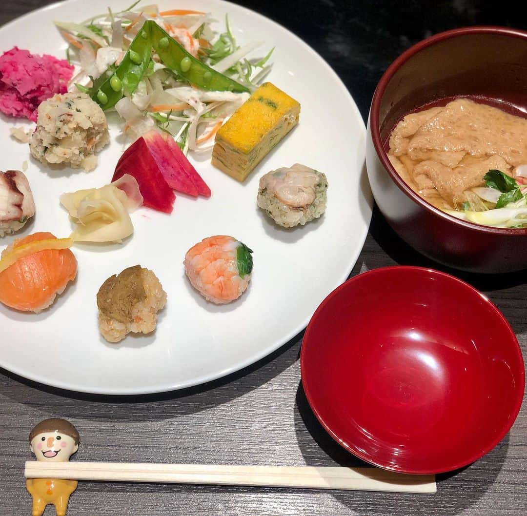加藤紀子さんのインスタグラム写真 - (加藤紀子Instagram)「新しい“いなり寿司”の幕開け。  渋谷西武A館8階レストラン階にある「偏愛食堂」さんで 初午の本日より 『出汁でまく　てまりいなり』が食べられると聞いて。 しかもプロデュースは、いなり王子である、我らが坂梨カズさん！ （いなり寿司マイスターでお世話になりました）  新しいネタとシャリの組み合わせと味、それをフワフワシミシミに炊かれた南関あげでふわりとくるんで。  これまでのいなり寿司の概念が完全に覆され、 無言のため息😋  お近くにいらっしゃる方、 いなり寿司好きな方、 新しいを楽しみたい方、 ご無理のないよう、足を運んでみてください！  バレンタイン用いなりもありましたよー🎁  「おいしいなりー」 また食べに行こーっと。  #偏愛食堂 #いなり王子 #てまりいなり #いなり寿司マイスター」2月3日 16時28分 - katonoriko
