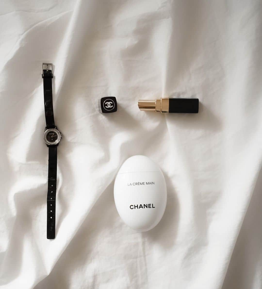 紺谷みえこのインスタグラム：「𝐻𝑎𝑛𝑑 𝐶𝑙𝑒𝑎𝑚,  会社では　@aesopskincare  外出中は色々つかってます。その内の一つはこちら。 @chanelofficial  コロンとしてて可愛い🥚 しっとりというよりさらっと。 #健康 #カラー #会社 #手 #人 #肌 #ケア #企業 #色々 #コロン」