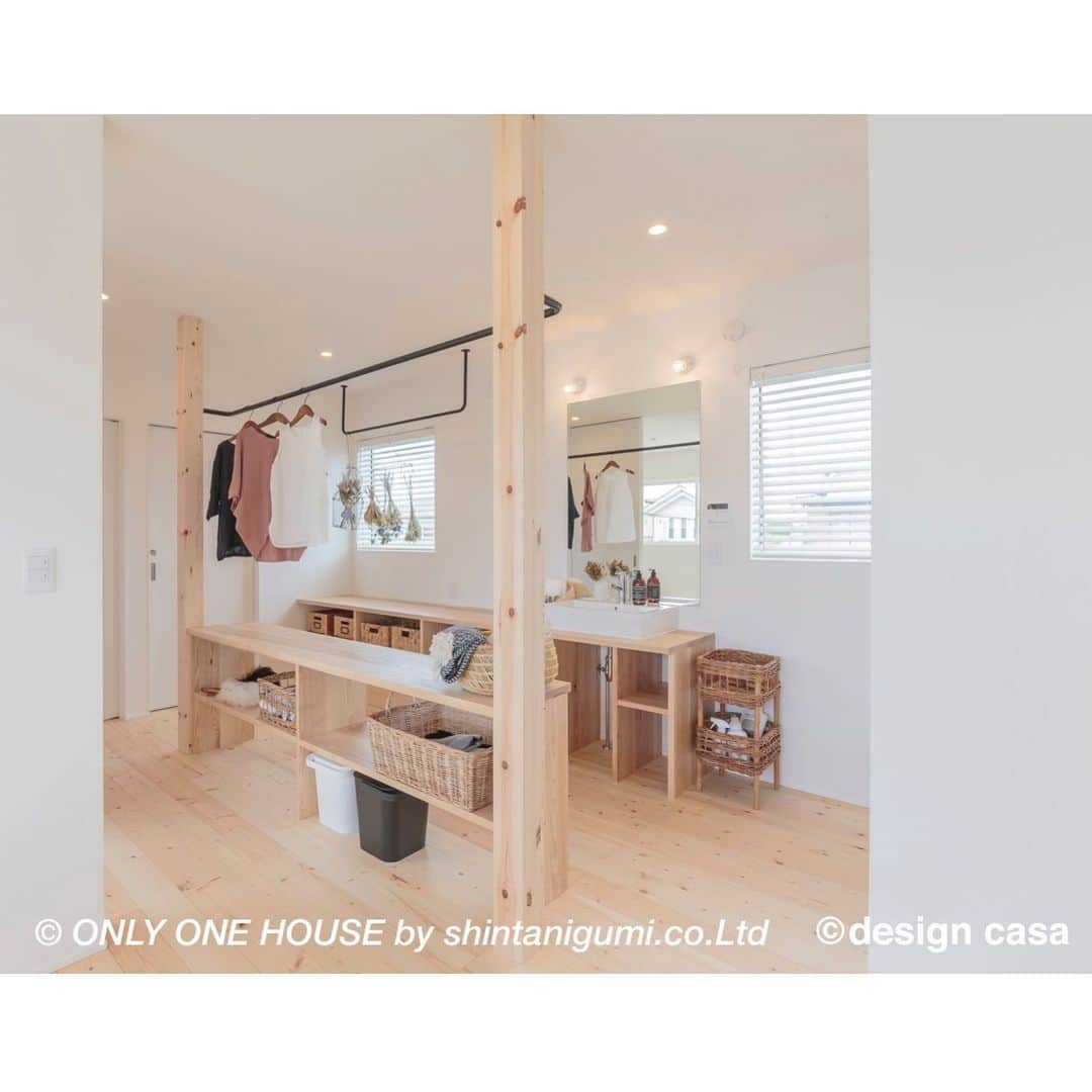 ONLY ONE HOUSE 株式会社 新谷組のインスタグラム：「* #ランドリールーム  柱をうまく利用し、収納スペースを造作🛠 その周りを回れる事で #家事動線 の良いランドリールームに👖✨  #造作洗面 の両サイドに大きな窓をつけ 空気の通り道と明るさを確保しました🌼  more phots▶︎ @shintanigumi.co.ltd   インスタ毎日更新中🌐 いいね！&フォローよろしくお願いします🌿  --------------------------------------  新谷組は土地探しから 設計施工管理の全てを 弊社で担う事ができます！  大工工務店だからこそ出来る 枠にとらわれない自由な発想で お客様のお家づくりを 全力でサポートいたします💪🏻  お気軽にご相談ください☻  #ONLY_ONE_HOUSE by shintanigumi.co.Ltd  ✭ 本社𝕋𝔼𝕃  0770-78-1255 ✭ 事務所𝕋𝔼𝕃  0770-59-2552 ✭  𝔼 𝕞𝕒𝕚𝕝  shintanigumi@outlook.jp ✭ 新谷組𝙷𝙿 http://www.shintanigumi.jp  --------------------------------------  #新谷組 #オンリーワンハウス #おおい町 #舞鶴市 #高浜町 #小浜市 #敦賀市 #若狭町 #美浜町 #新築 #一戸建て #外構工事 #改修工事 #シンプルライフ #マイホーム #注文住宅 #デザイン住宅 #自由設計 #工務店 #家事楽動線 #家づくり #モデルハウス #洗濯 #洗面所 #インスタ毎日投稿中」