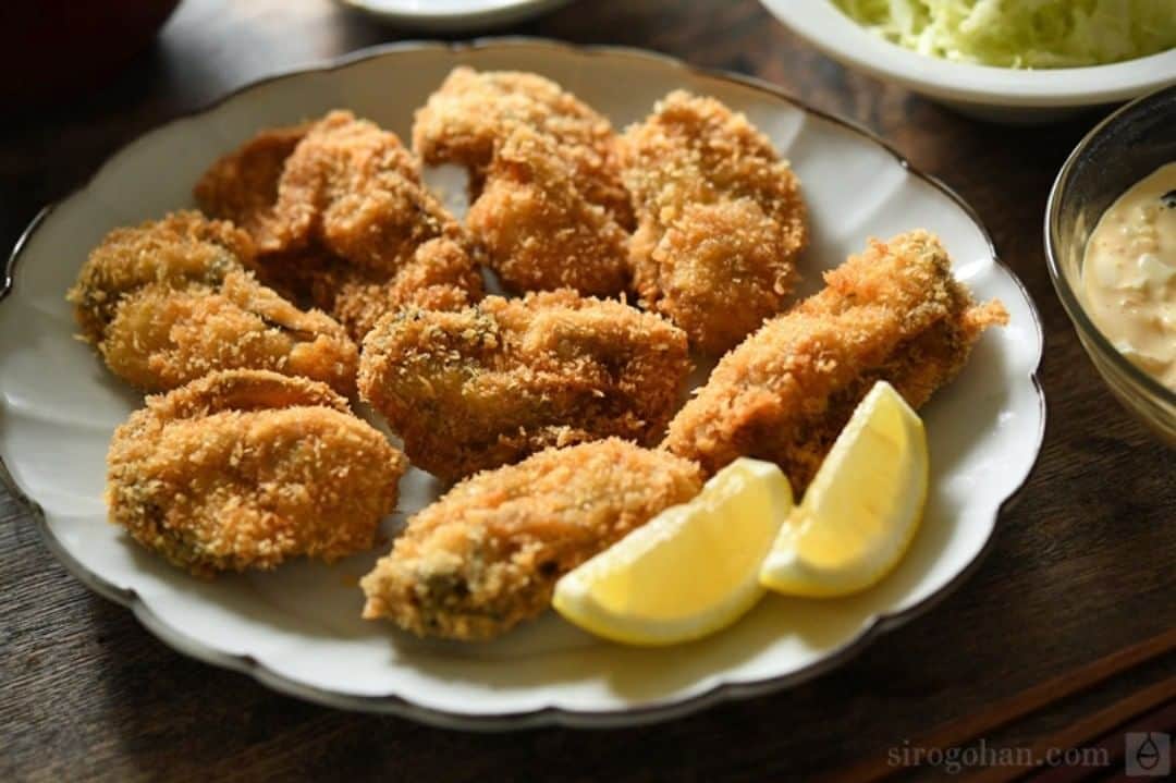 のインスタグラム：「カキフライのレシピを白ごはん.comにアップしました！  カキの洗い方や水気の切り方、揚げる時間などのポイントも参考にしてもらえたらと思います。  自分で揚げたてカキフライ食べるのサイコーです！  #カキフライ #白ごはんドットコム #冨田ただすけ #最新レシピはプロフィール欄に」