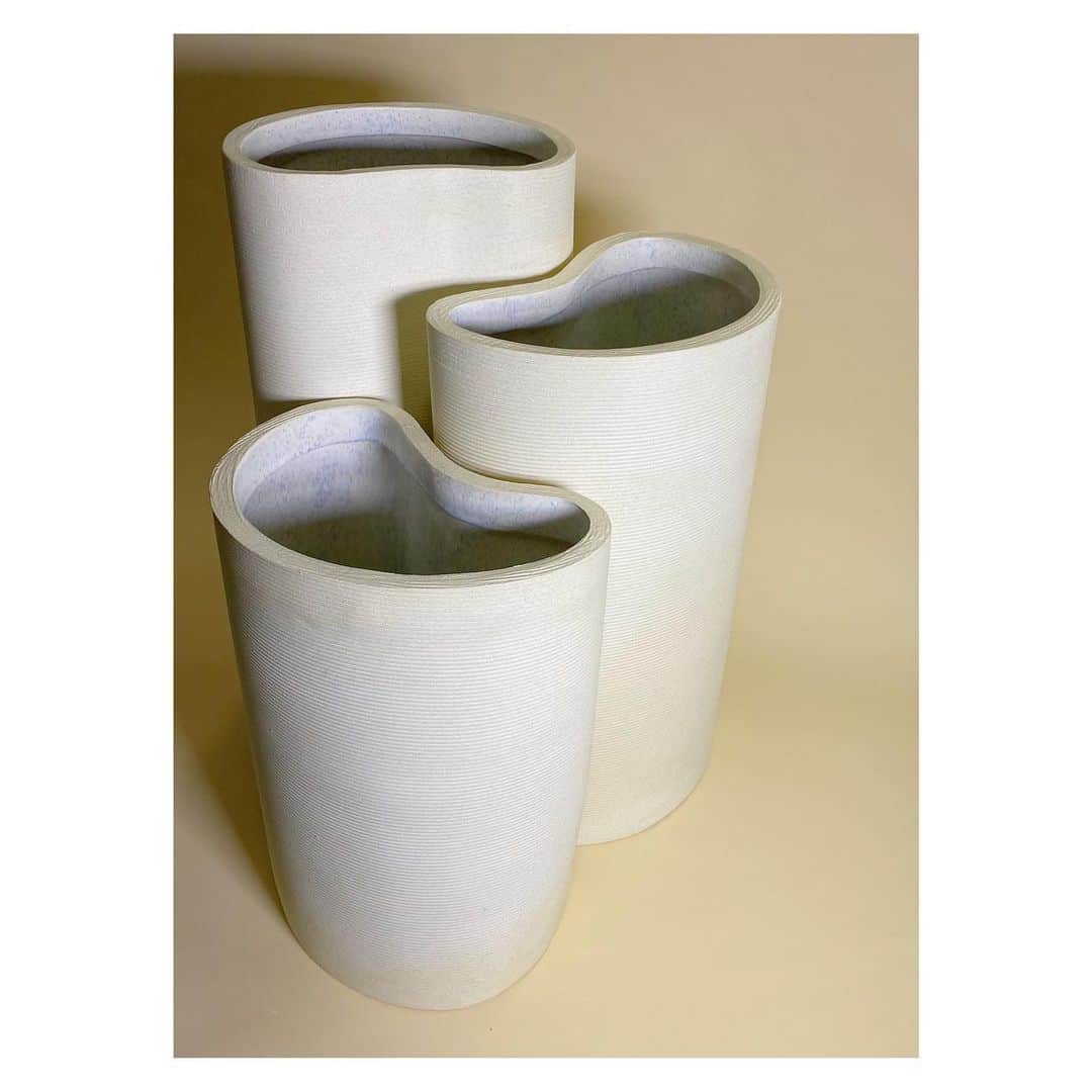 アポロジーのインスタグラム：「The lovers and the kid /// /// Les amoureux et l'enfant @popuphome @unrepd #ceramic #handmade #vases」