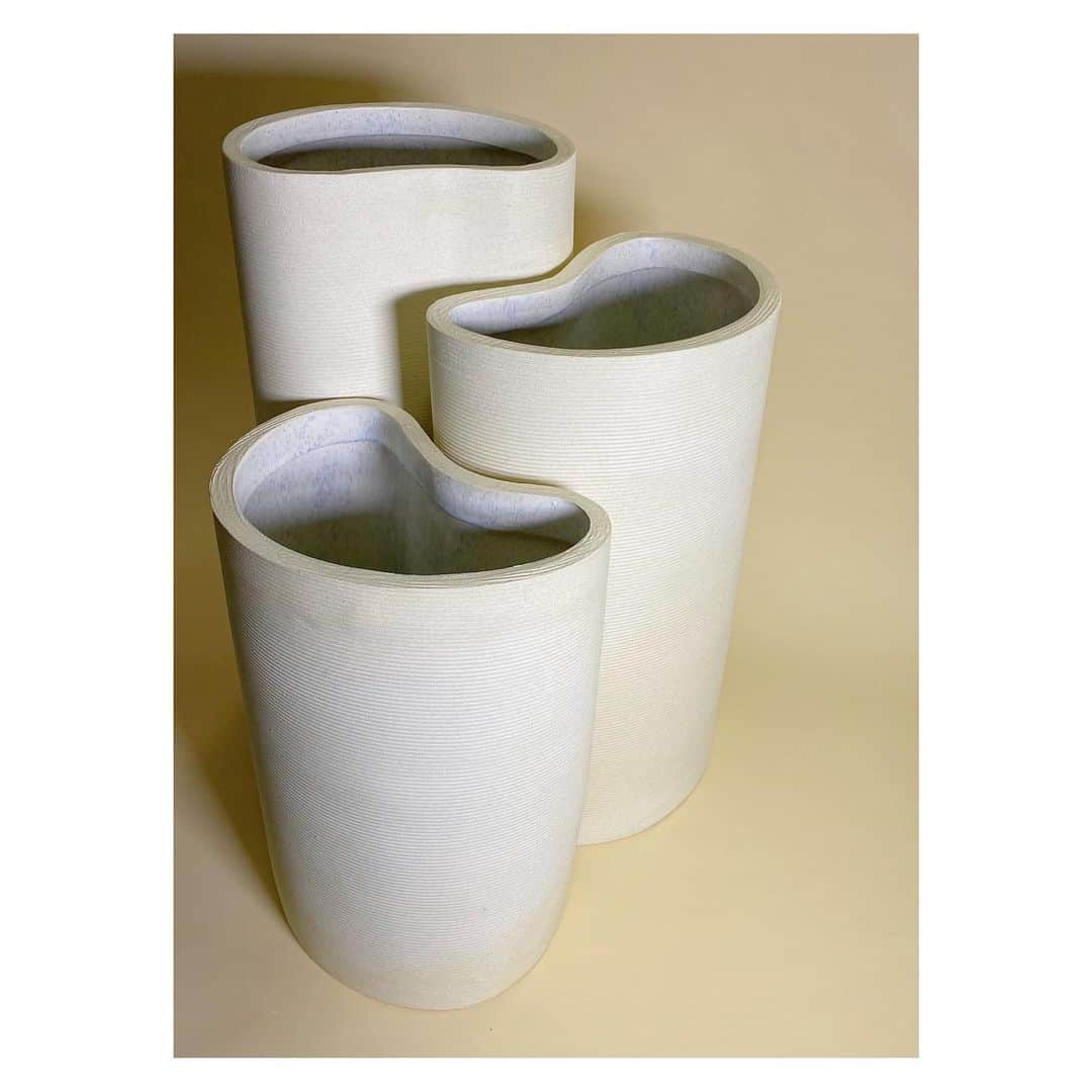 のインスタグラム：「The lovers and the kid /// /// Les amoureux et l'enfant @popuphome @unrepd #ceramic #handmade #vases」