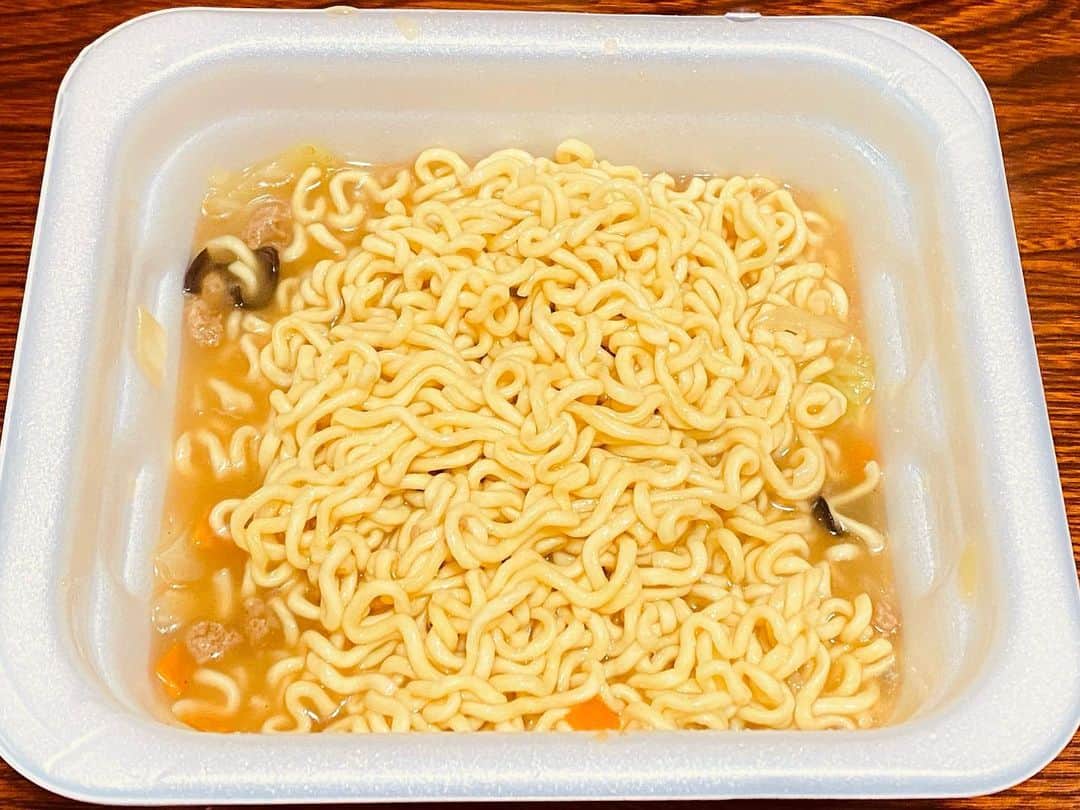 かねきよ勝則さんのインスタグラム写真 - (かねきよ勝則Instagram)「このタイプは初めて食べる😋  #やきそば弁当 #小樽あんかけ #北海道限定 #残念ながらスープは付いていない #新宿カウボーイ #かねきよ」2月3日 16時48分 - shinjyukucowboy_kanekiyo
