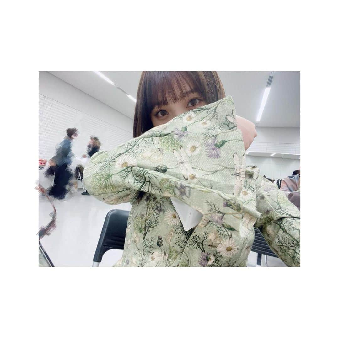 与田祐希さんのインスタグラム写真 - (与田祐希Instagram)「衣装の柄もとっても素敵💐  #僕は僕を好きになる #発売中です」2月3日 16時45分 - yodayuuki_oimo