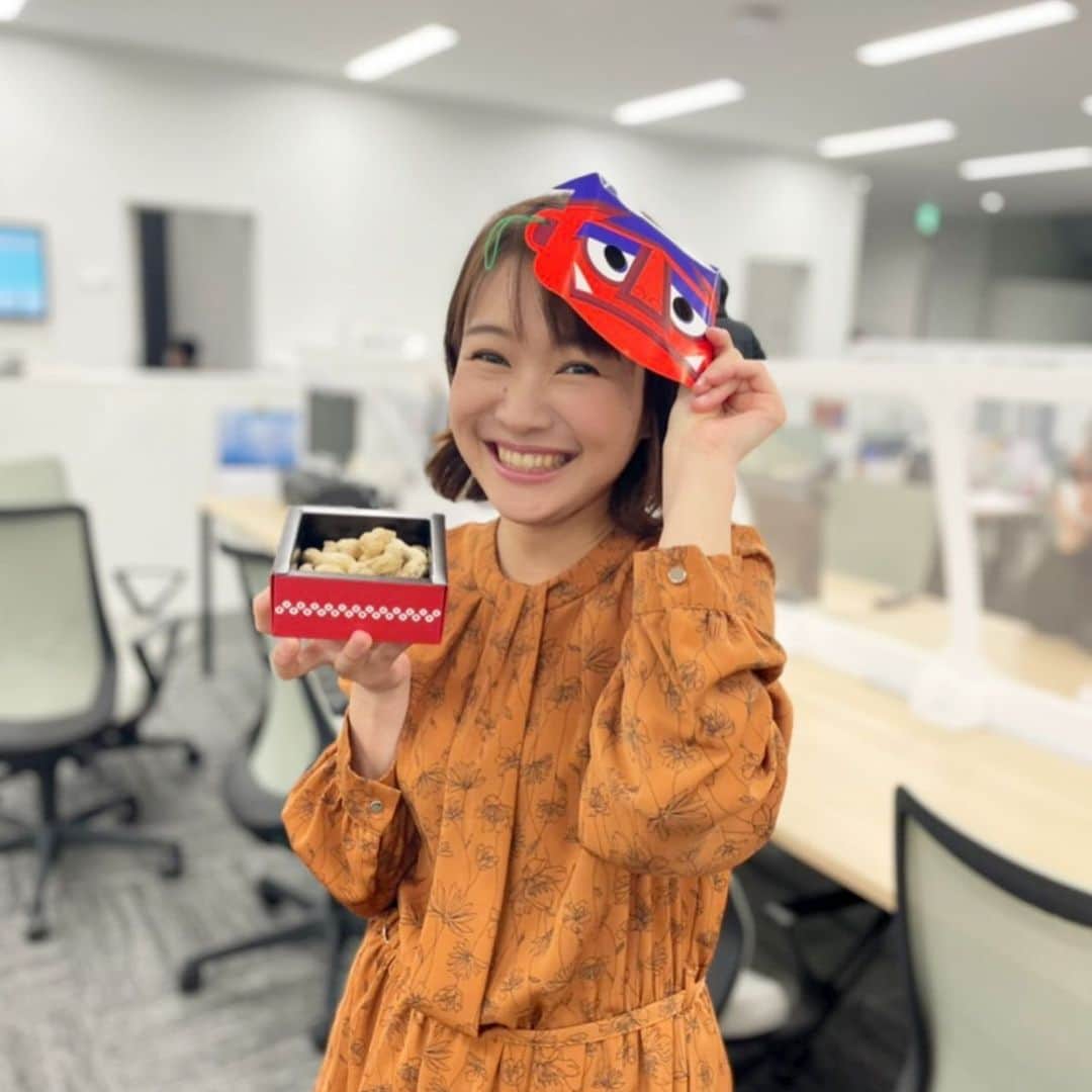 有田優理香のインスタグラム：「きのうは124年ぶりの2月2日の節分👹今年は食べすぎ鬼に打ち勝ってダイエットを成功させたい…。  ちょっとした"豆"知識を💡 私のふるさと新潟では豆まきの豆といえば、落花生なんです🥜(新潟でも家庭によるみたいですが) 新潟を出るまで、大豆が主流なんて知らなかったー！調べたら落花生を使うのは東北など雪国が多いみたいですね。  落花生のいいところはなんといってもお掃除が楽！大きいのでどこに撒いたか一目瞭然だし、殻を剥いて食べたら衛生的！！ あとは殻の中に粒が複数入っているので、もれなく年の数より多く食べられます✌️今年もダイエットは難しそうだ…笑  #広島テレビ　#アナウンサー　#テレビ派　#節分　#鬼は外福は内 #いつも撮影はこんな感じで　#ポートレート機能すごい #まだiphone8」