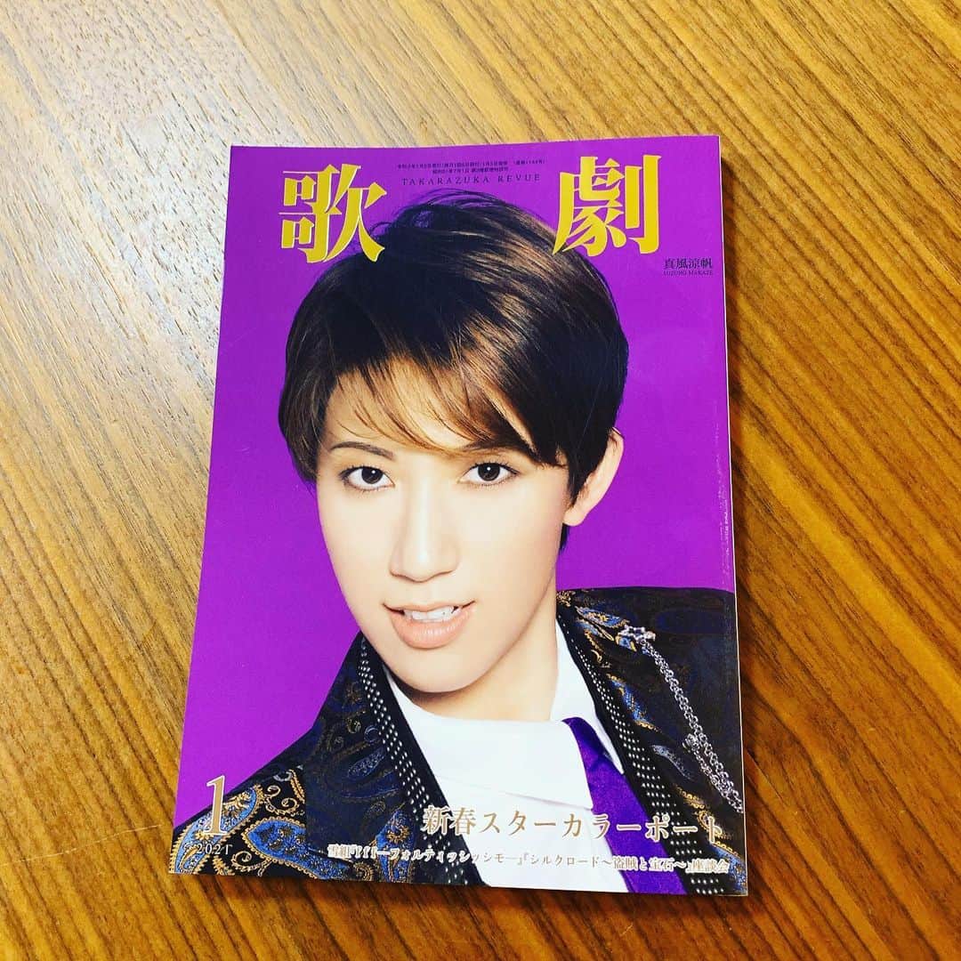 百千糸のインスタグラム：「本屋に立ち寄ったら、同期が私を呼んでいるような気がして思わず購入^ - ^」