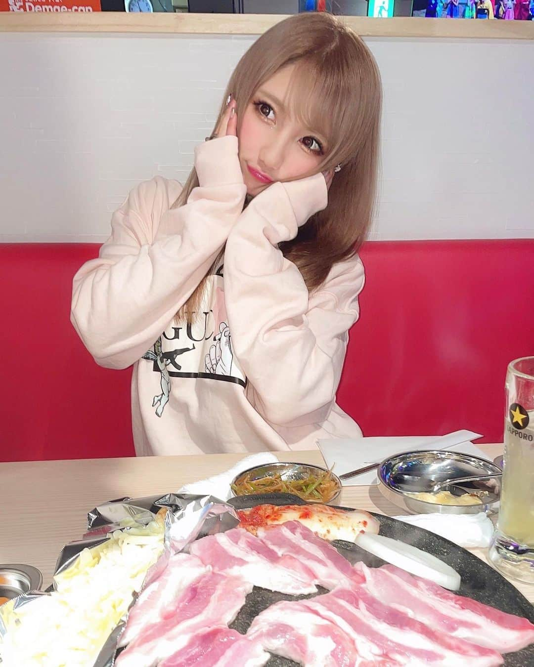 まゆぴちゅーさんのインスタグラム写真 - (まゆぴちゅーInstagram)「🍖🧀🍖🧀💓💓  ﻿ 渋谷で韓国料理屋さんならここ🇰🇷💓！﻿ ﻿ 【サムギョプサル専門店 金ちゃん 2号店】﻿ ▶︎▶︎ @kinchan_shibuya﻿ ﻿ しかもー！！！﻿ ﻿ こんなに映える可愛い韓国料理屋さんない！！！﻿ ﻿ 感動してもた🥺✨﻿ やたらきゅんですのポーズやりがち（笑）﻿ ﻿ ﻿ ここのサムギョプサル、﻿ 国産豚の冷凍してない生サムギョプサルで﻿ 焼いても柔らかくてジューシーで美味しかった♡﻿ しかも﻿ チーズサムギョプサルにしたからチーズ好きには最高🙈🧀﻿ ﻿ 私人生初のチャミスルも美味しかったぁ🤤🇰🇷﻿ ﻿ ﻿ ﻿ そしてこの日にきてたピンクの可愛い﻿ GUCCIのパロディトレーナーは、﻿ ﻿ @pink.store037 のだよ🦩💓💓💓﻿ ﻿ CHANELのパロディとかも可愛いのよここの💋﻿ ﻿ オーバーサイズでワンピっぽく着てたよ♡﻿ ﻿ ﻿ ﻿ ﻿  #金ちゃん #渋谷韓国料理 #渋谷グルメ  #渋谷ランチ #韓国グルメ #韓国料理 #pr #渋谷居酒屋 #渋谷ディナー #センター街 #サムギョプサル #チーズ料理 #チャミスル #トレーナーコーデ #トレーナー女子 #GUCCI #パロディ #ピンクコーデ #パーカーコーデ  #オーバーサイズ #韓国ファッション #ラフコーデ #きゅんです」2月3日 16時47分 - mayu_03pichu