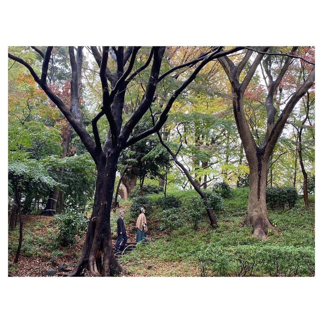 はなさんのインスタグラム写真 - (はなInstagram)「本日発売の『東京人』3月号で都市史研究者の松本泰生さんと上野公園の「階段散歩」してます(๑˃̵ᴗ˂̵)上野と言えば、毎週パンダだった頃は週一で上野公園に通っていましたが、まさかこんなに階段が多い場所だったとは(● ˃̶͈̀ロ˂̶͈́)੭ꠥ⁾⁾江戸時代からの景色が残る上野公園。今回は「階段」をフィーチャーしながら当時の風景や同じ階段を歩いた人々に思いを馳せます。いつもパンダ真っしぐらで、階段を登っても後ろを振り返ることがなかったからなぁ(⁎⁍̴̆Ɛ⁍̴̆⁎)目からウロコの発見ばかり！また毎週パンダを復活したら上野公園に行く楽しみが増えそうです(๑･̑◡･̑๑) Special thanks to “mina perhonen” for the cute outfit! ターバン、ケープ、ブローチ、スカート、バッグ、全てmina perhonenです♪ #東京人 #上野公園 #階段 #minaperhonen」2月3日 16時54分 - hanalovestaco