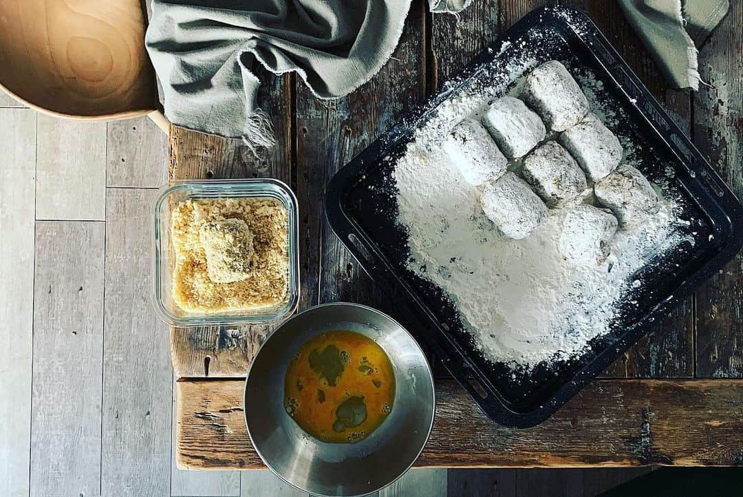 あやこのインスタグラム：「. 家族の好物を作る時間って 幸せだなと思う . 揚げたてを食べて欲しいけれど ６人家族のお風呂上がりの時間は毎度読めなくて それでもそのソワソワこそが 大切な人を想うからこそ持てる 何にも変え難い時間 . . . #神奈川県#mebyoスタイルアンバサダー  #1番忙しい時間 と考えるか #1番愛しい瞬間 と感じるか #頭より心で感じる」