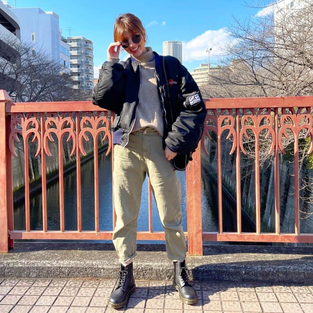 高松チェルシーリナのインスタグラム：「. 新しいドクターマーチンを買ったので 最近よく履いてる😌💕 . 2枚目の写真が分かりやすいんだけど 横にチャックがついてるタイプの8ホールにしました🥾 脱ぎ履きが楽なやつじゃないと、 子がいるとなかなか履けないので🤣 めっちゃ楽。チャック最高✌️笑 . #drmartens#ママファッション#お散歩コーデ#女の子ママ#女の子ベビー#生後10ヶ月」