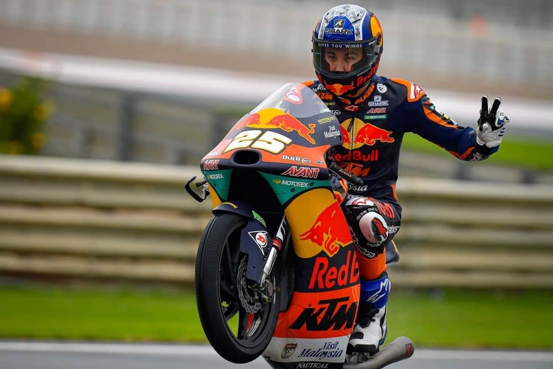 MotoGPさんのインスタグラム写真 - (MotoGPInstagram)「A one handed wheelie in wet conditions ✌️How cool is @raulfernandez_25's #WheelieWednesday? 😎#MotoGP」2月3日 17時00分 - motogp