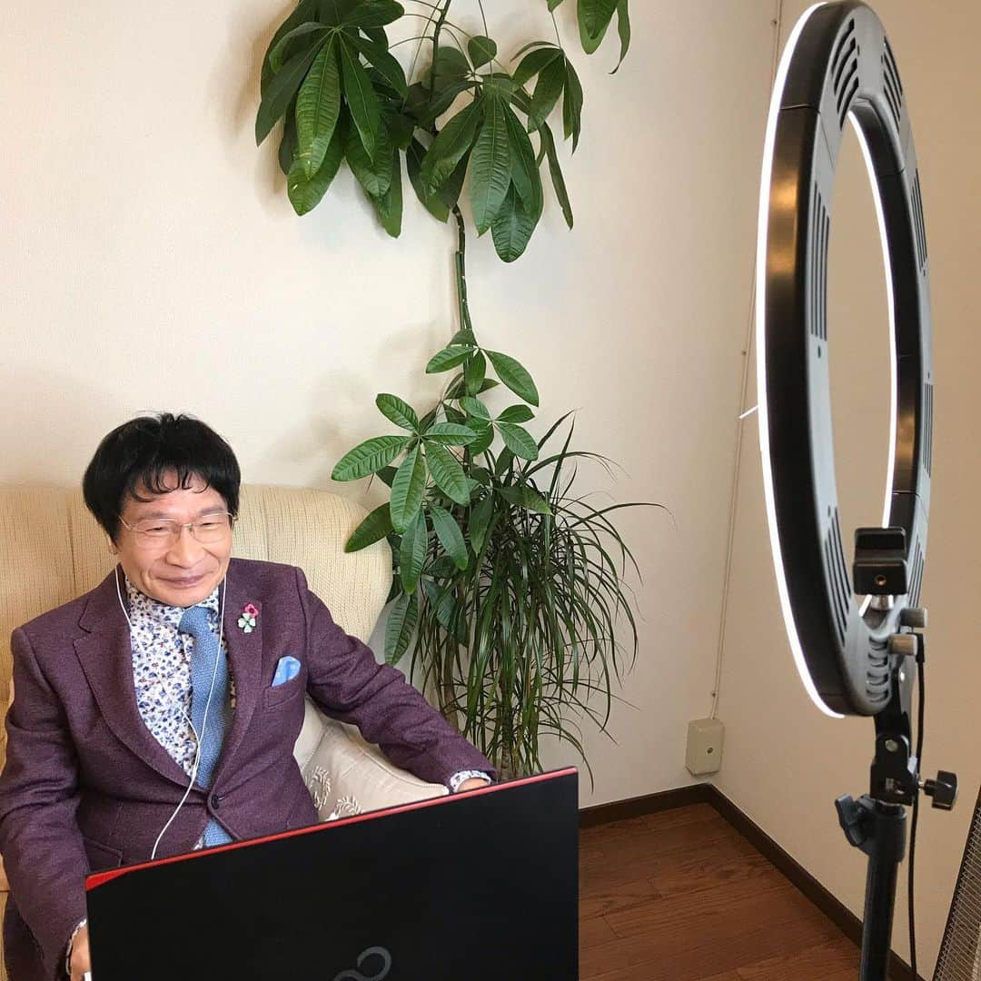 尾木直樹さんのインスタグラム写真 - (尾木直樹Instagram)「オンラインで子育て相談にのる尾木ママですーー - #オンライン子育て相談#尾木ママ#顔見ながらリアル#楽しい#勉強になります」2月3日 17時07分 - oginaoki_ogimama